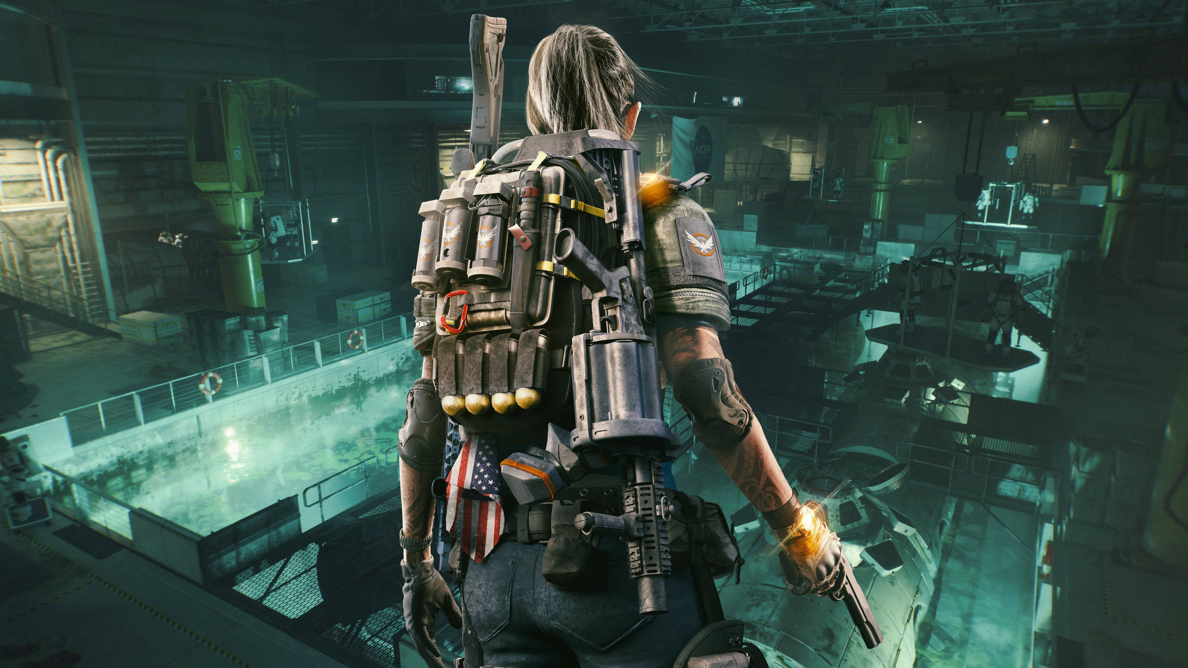 Division 桌布 壁紙 — 一名身穿重型戰術裝備、手持發光武器的士兵，俯瞰著燈光昏暗的工業設施。