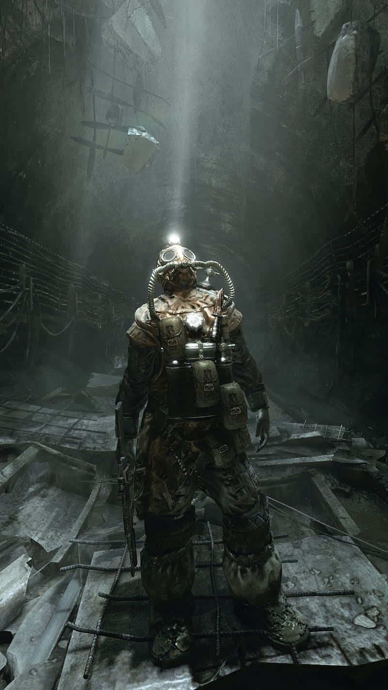Android Metro Last Light 桌布 壁紙 — 一名身穿重型潛水服的孤獨潛水員站在陽光照耀、正在腐朽的水下廢墟中，周圍有碎片和管道。