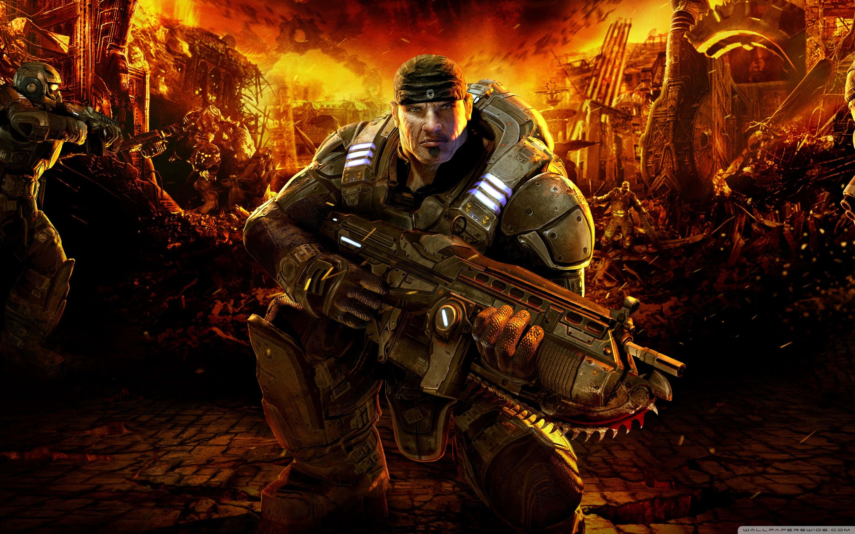 Gears Of War Ultimate Edition 桌布 壁紙 — 一名身穿重型盔甲的士兵，在烈焰戰場中，伴隨著崩塌的廢墟和爆炸，蹲伏著手持鏈鋸武器。