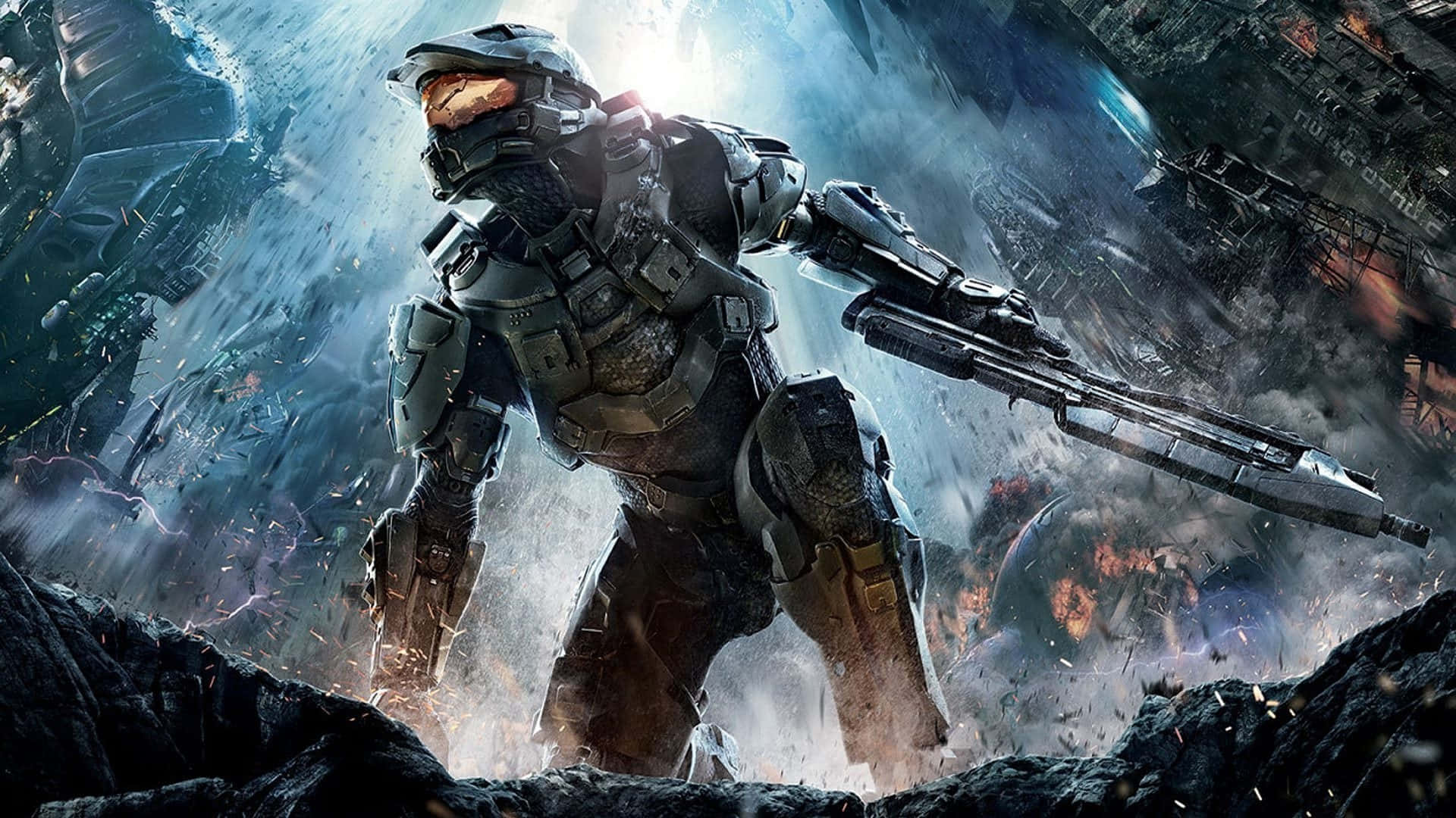 Master Chief 桌布 壁紙 — 一名身穿重型盔甲的斯巴達戰士在明亮的天空下，於 crumbling 的未來戰場上持步槍待命。