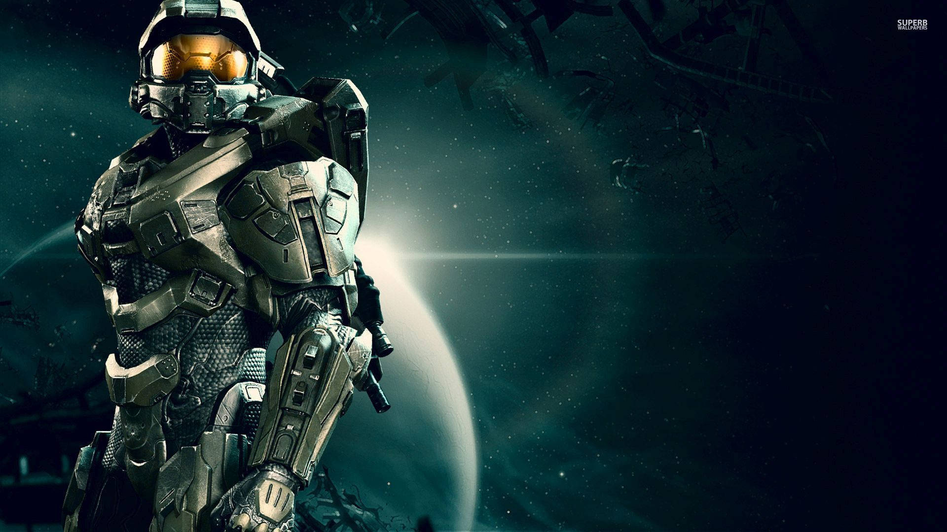 Master Chief 桌布 壁紙 — 一名身穿重型盔甲的斯巴達戰士站在星空太空背景前，背景中有一顆發光的行星和遙遠的太空船。