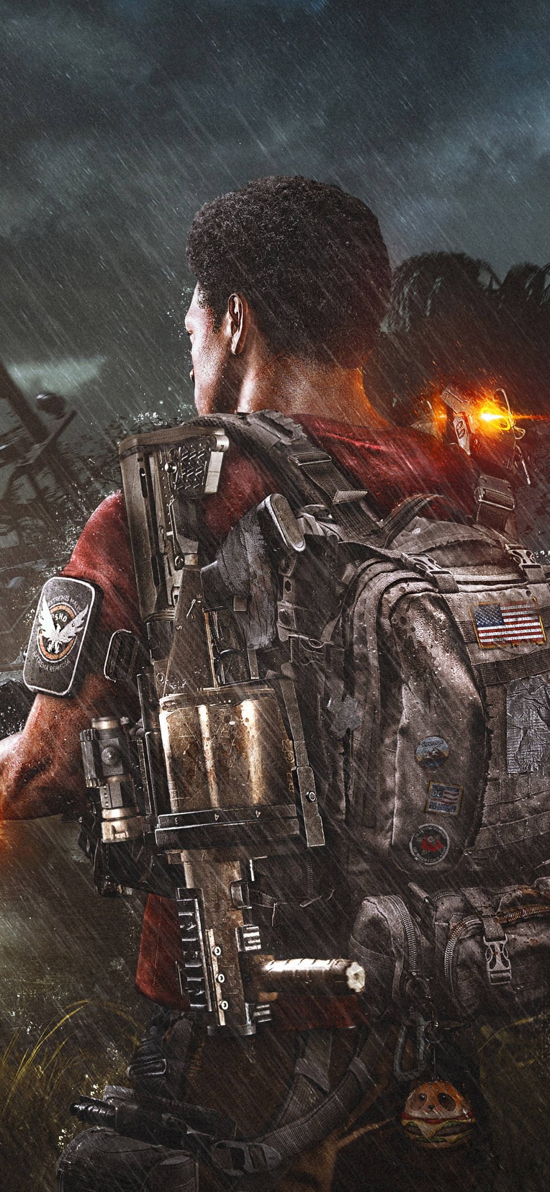 The Division Phone 桌布 壁紙 — 一名身穿重型裝備的士兵在黑暗的天空下站在雨中，遠處的火光照亮了場景。
