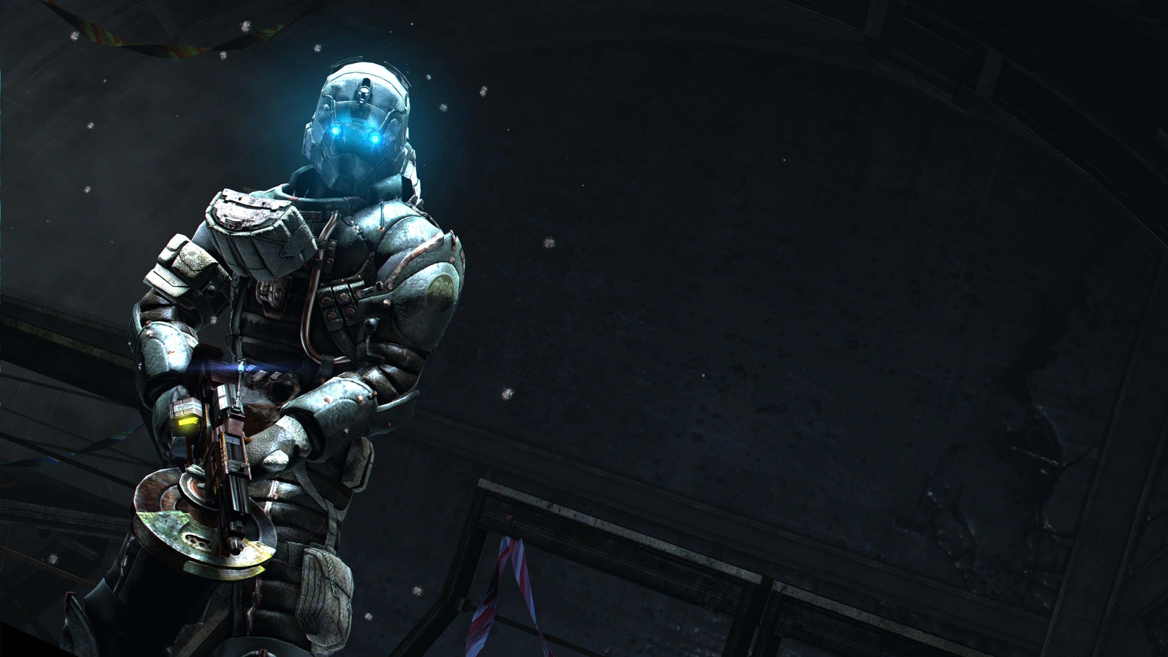 Dead Space 4K 桌布 壁紙 — 一名身穿重型裝甲、帶有藍色發光面罩的未來戰士，站在黑暗的工業環境中手持武器。