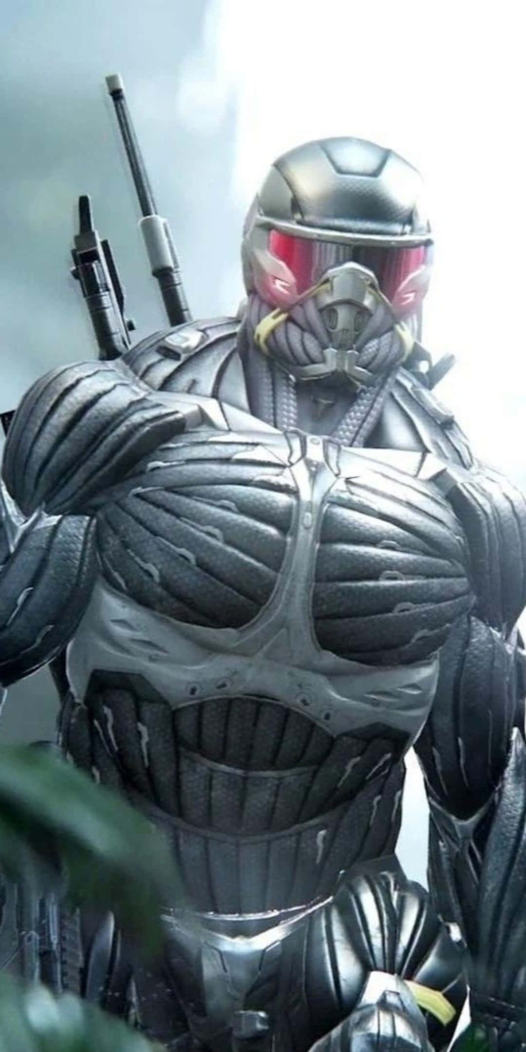 Pixel 3 Crysis 3 桌布 壁紙 — 一名身穿重型裝甲的未來戰士，雙眼發出紅光，背上綁著武器，站在霧氣瀰漫的環境中。