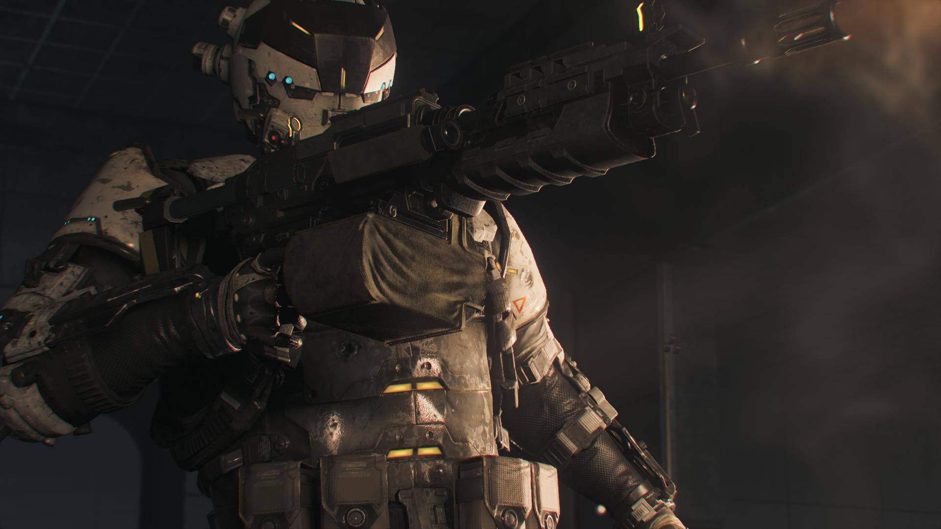 Call Of Duty Black Ops 3 桌布 壁紙 — 一名身穿重甲、眼睛發出藍光的士兵，在煙霧瀰漫、燈光昏暗的走廊中瞄準一把未來風格的步槍。