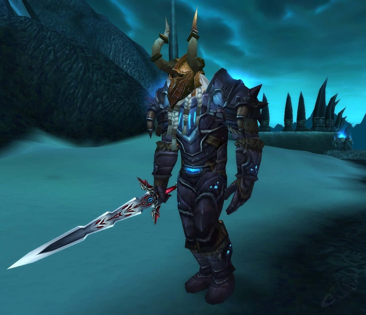 Death Knight 桌布 壁紙 — 一名身穿重甲、頭戴角盔、帶有藍色發光裝飾的奇幻戰士，在暴風雨的天空下，手持華麗的劍，立於霧氣瀰漫的藍綠色景觀中。