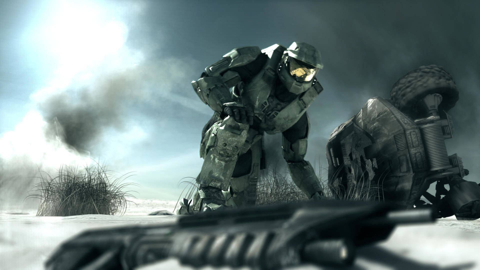 Master Chief 桌布 壁紙 — 一名身穿重甲的士兵在煙霧瀰漫的天空下，蹲在雪地戰場上一輛被毀的車輛旁邊。