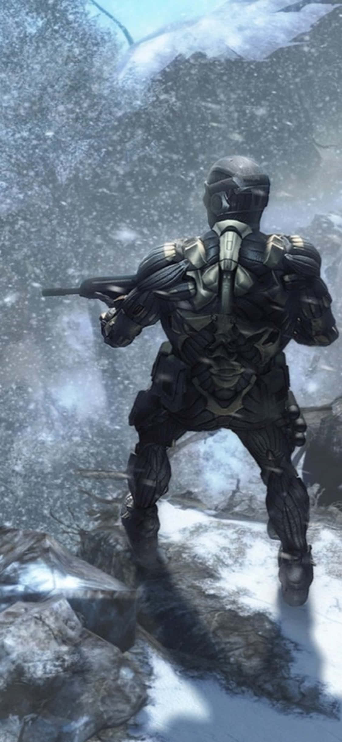 iPhone Xs Crysis Warhead 桌布 壁紙 — 一名身穿重甲的士兵站在白雪覆蓋的懸崖邊緣，面對風暴肆虐的山脈背景。