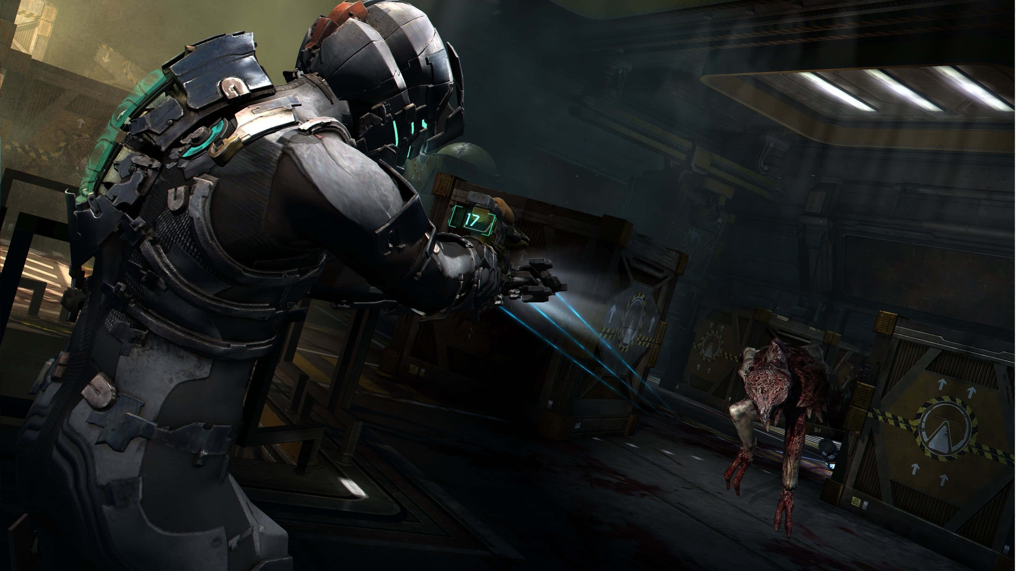 Dead Space 4K 桌布 壁紙 — 一名身穿重甲的太空陸戰隊員在昏暗的工業太空船走廊中，向一隻怪誕的外星生物發射發光的藍色武器。