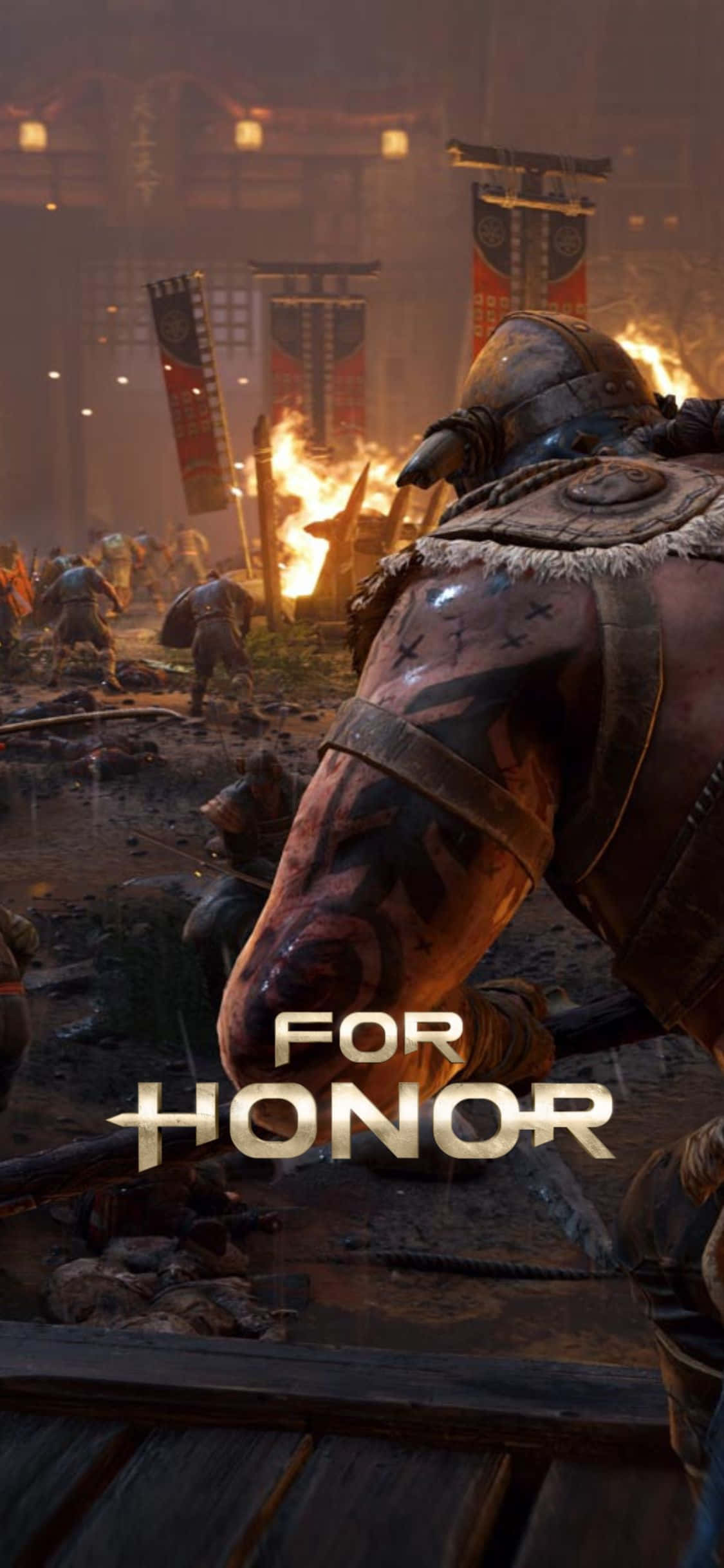 iPhone Xs For Honor 桌布 壁紙 — 一名身穿重甲的戰士站在燃燒的戰場上，周圍有燃燒的旗幟和士兵在煙霧瀰漫的遠處戰鬥。