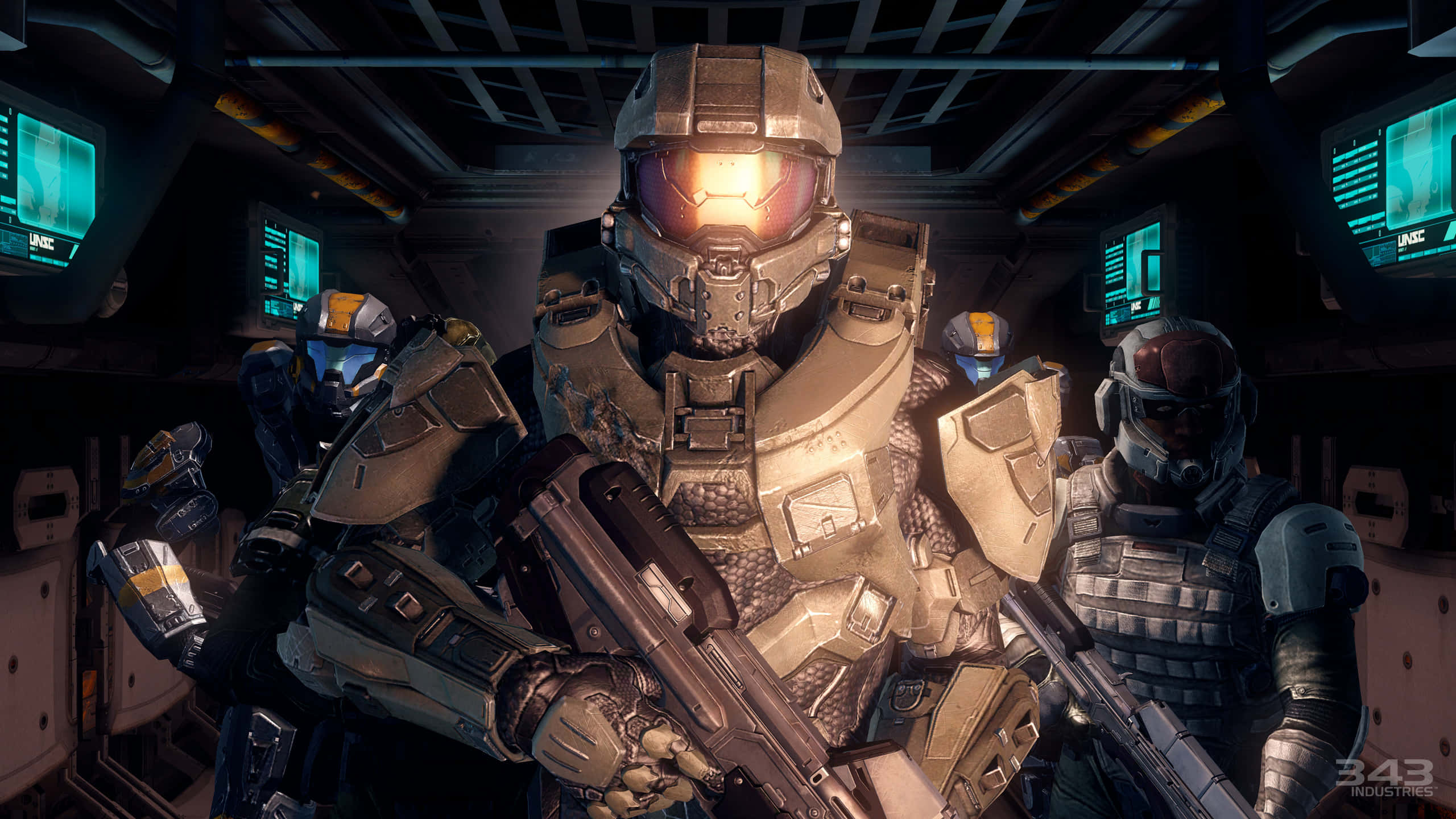Halo Spartans 桌布 壁紙 — 一名身穿重甲的斯巴達戰士站在昏暗的未來戰艦走廊中央，周圍是發光的藍色螢幕。