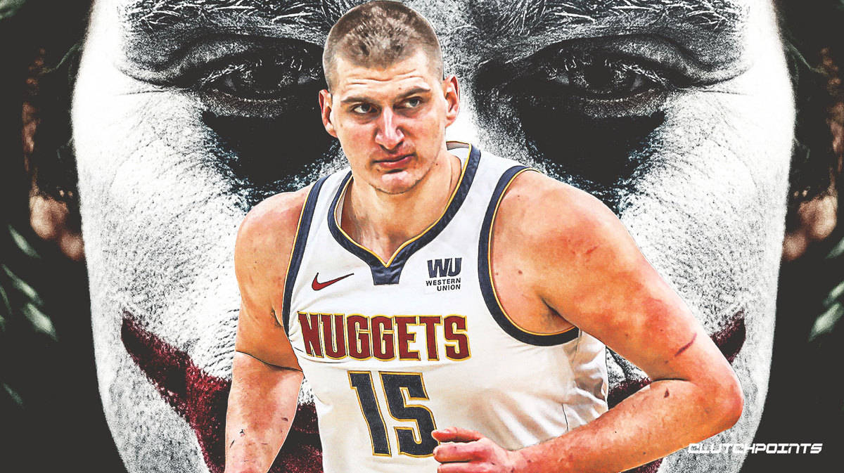Jokic 桌布 壁紙 — 一名身穿金塊隊球衣的籃球運動員站在一個巨大而強烈的獅子臉前，構成一個戲劇性的運動桌布。