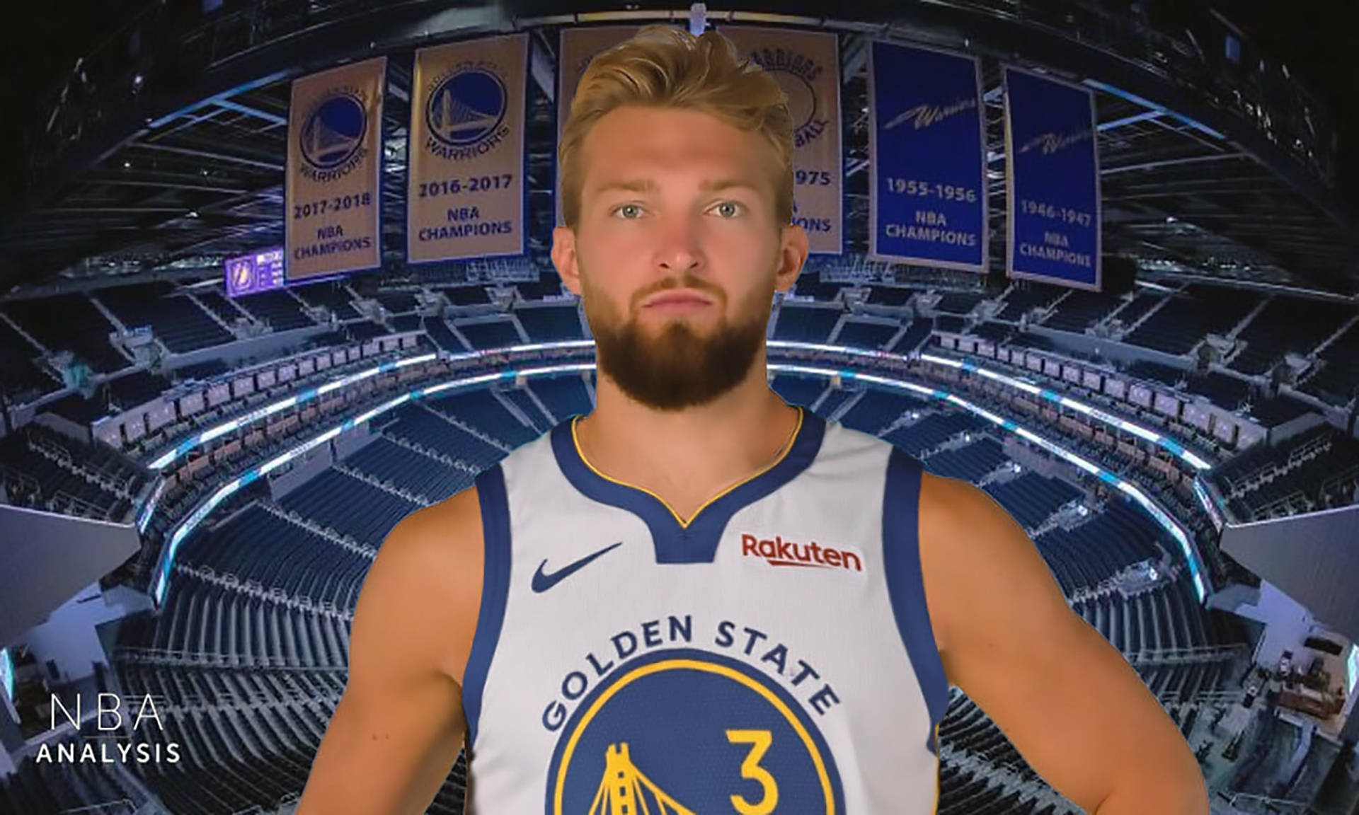domantas sabonis 桌布 壁紙 — 一名身穿金州勇士隊球衣的籃球運動員自信地站在空蕩蕩的球場上，上方懸掛著冠軍旗幟。