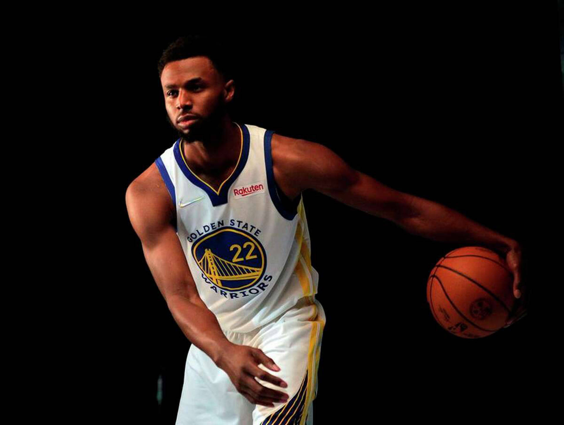 sport 桌布 壁紙 — 一名身穿金州勇士隊球衣的籃球運動員，在黑色背景前專注地持球。