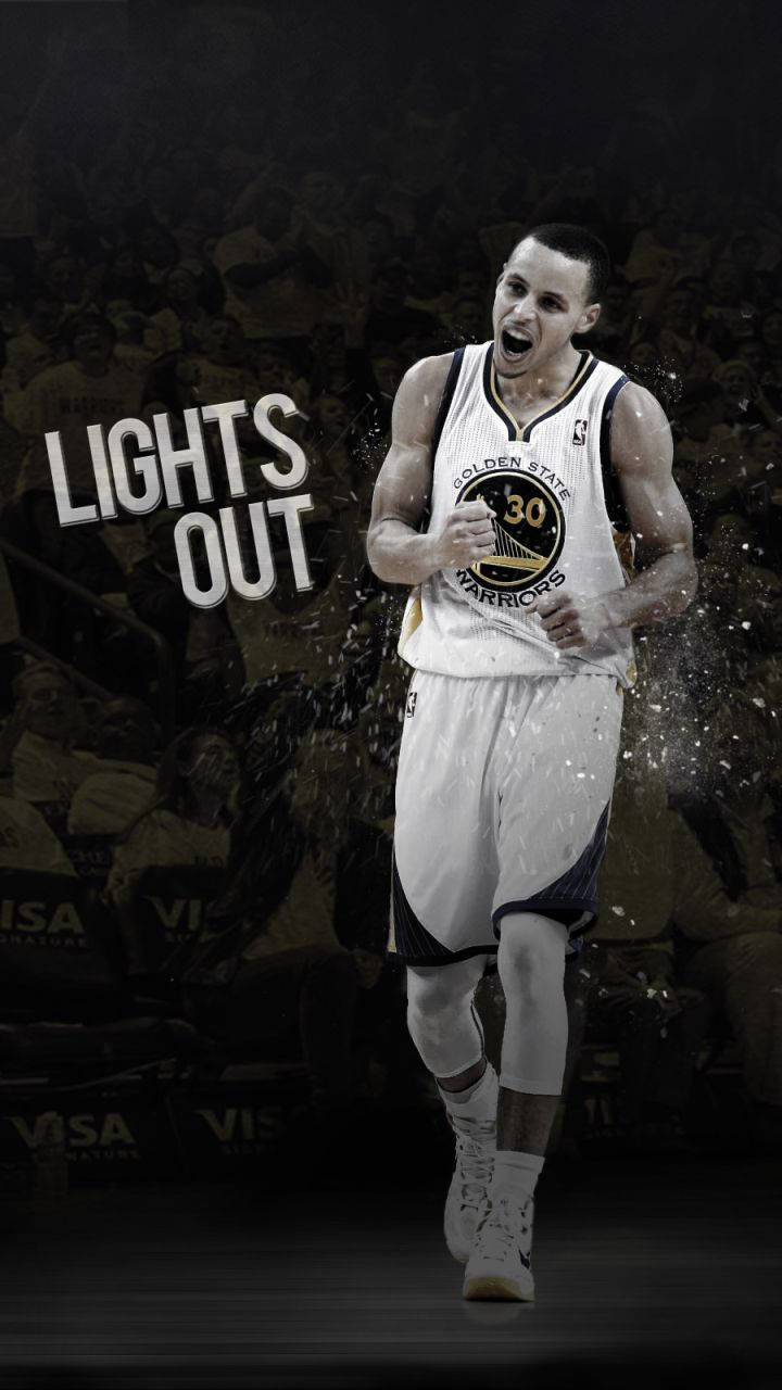 Curry 桌布 壁紙 — 一名身穿金州勇士隊球衣的籃球運動員在黑暗的人群背景下舉起雙臂慶祝，周圍水花四濺。