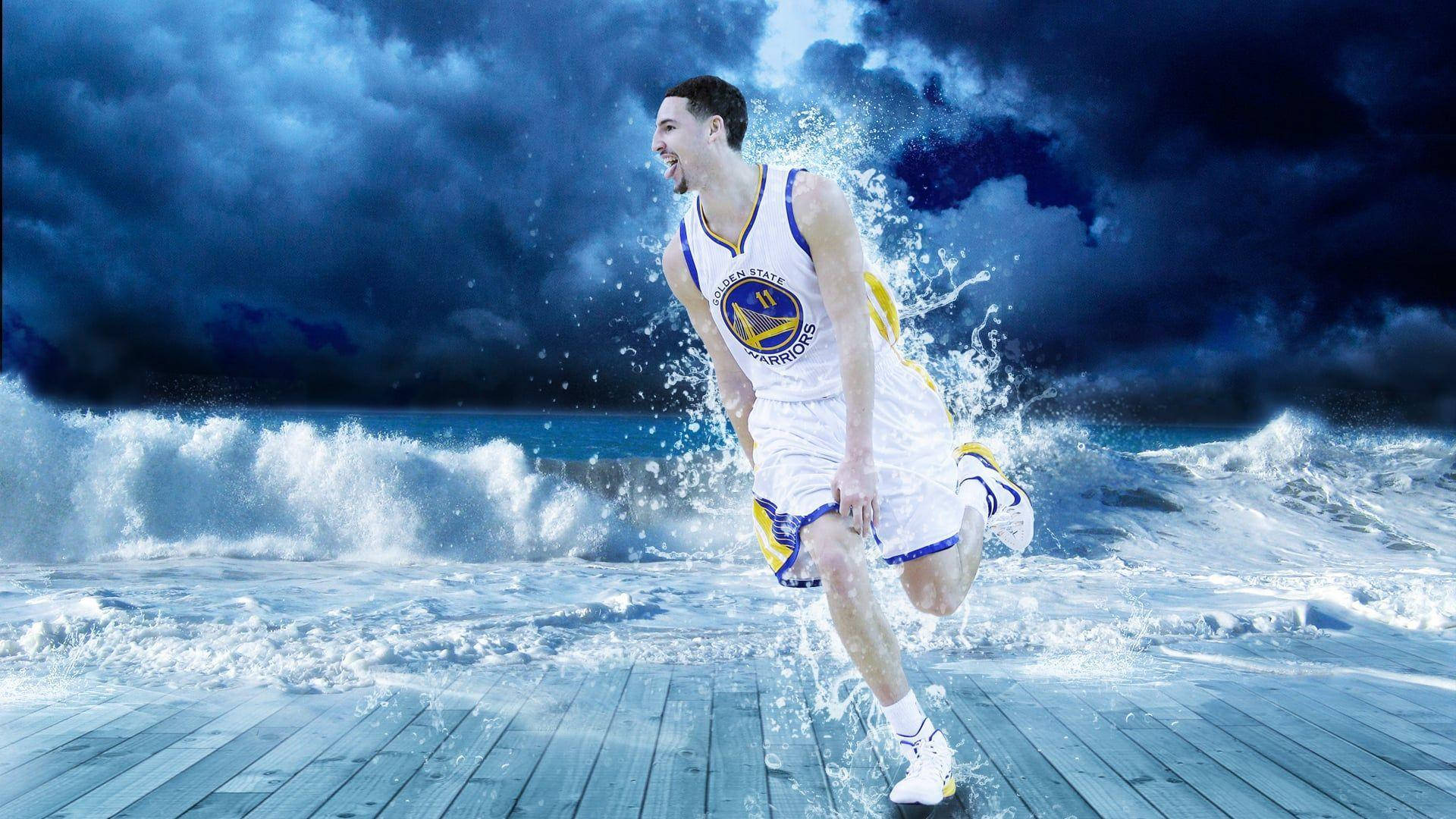 Thompson 桌布 壁紙 — 一名身穿金州勇士隊裝備的籃球運動員在暴風雨的天空下，在木製碼頭上躍過洶湧的海浪。