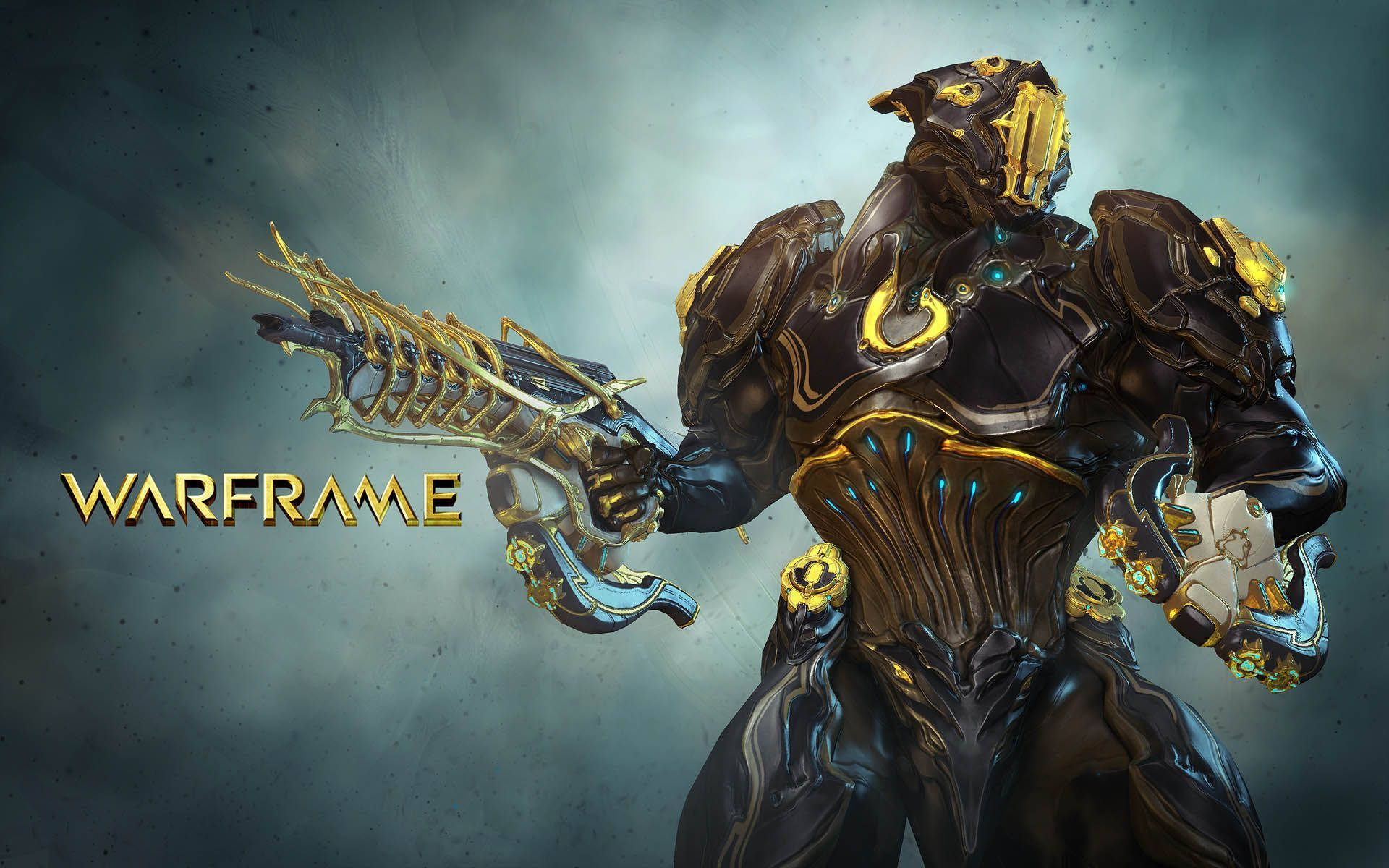 戰甲神兵 桌布 壁紙 — 一名身穿金黑裝甲的Warframe戰士，在暴風雨般的灰色背景下揮舞著發光的華麗武器。