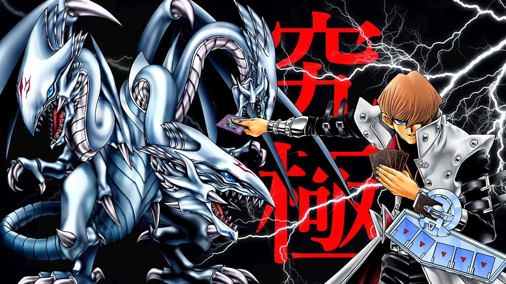 Yugioh Dragons 桌布 壁紙 — 一名身穿銀色外套的年輕人在黑色暴風雨背景下召喚三條金屬藍色龍，伴隨著閃電和紅色漢字。