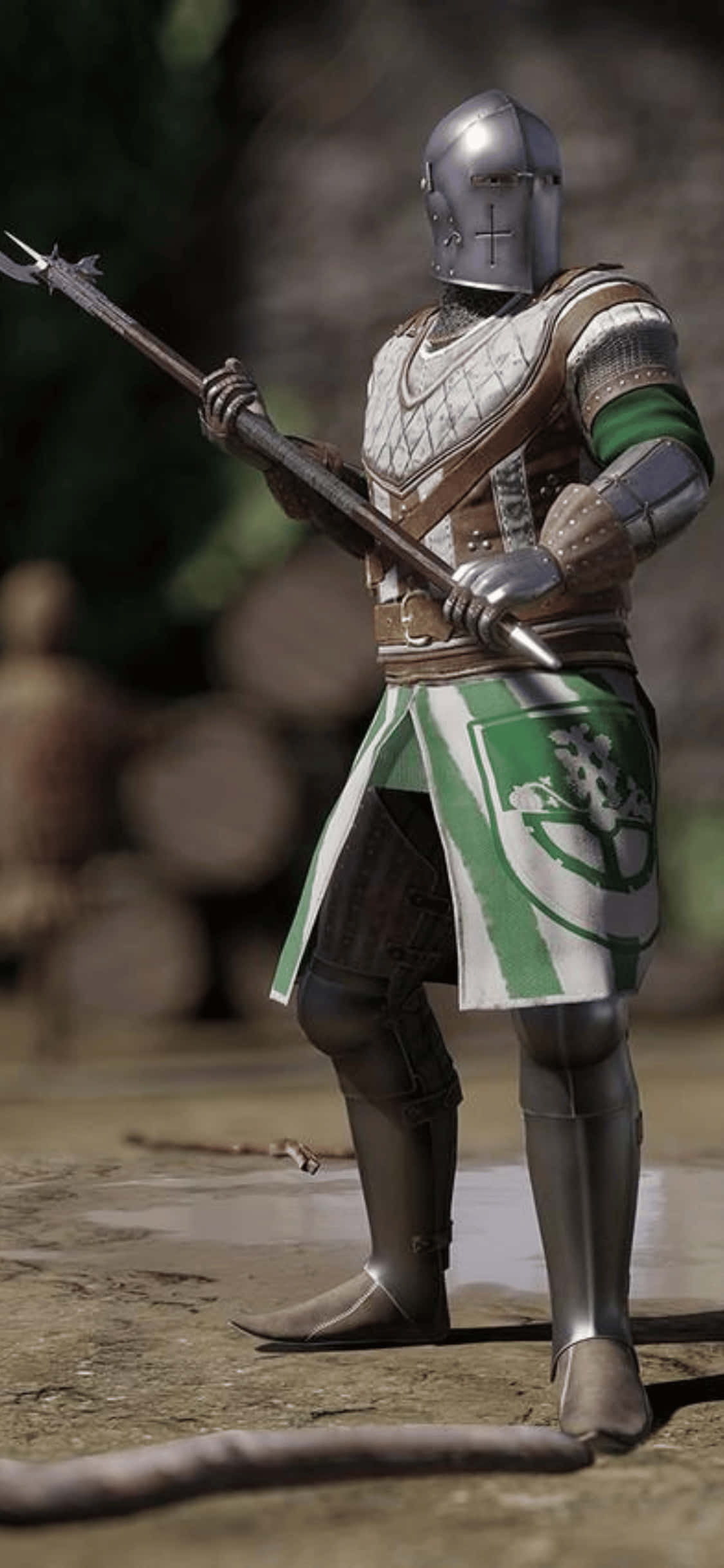 iPhone Xs Mordhau 桌布 壁紙 — 一名身穿銀色盔甲和綠色戰袍的騎士，在泥濘的戰場上手持尖頭長戟，蓄勢待發。