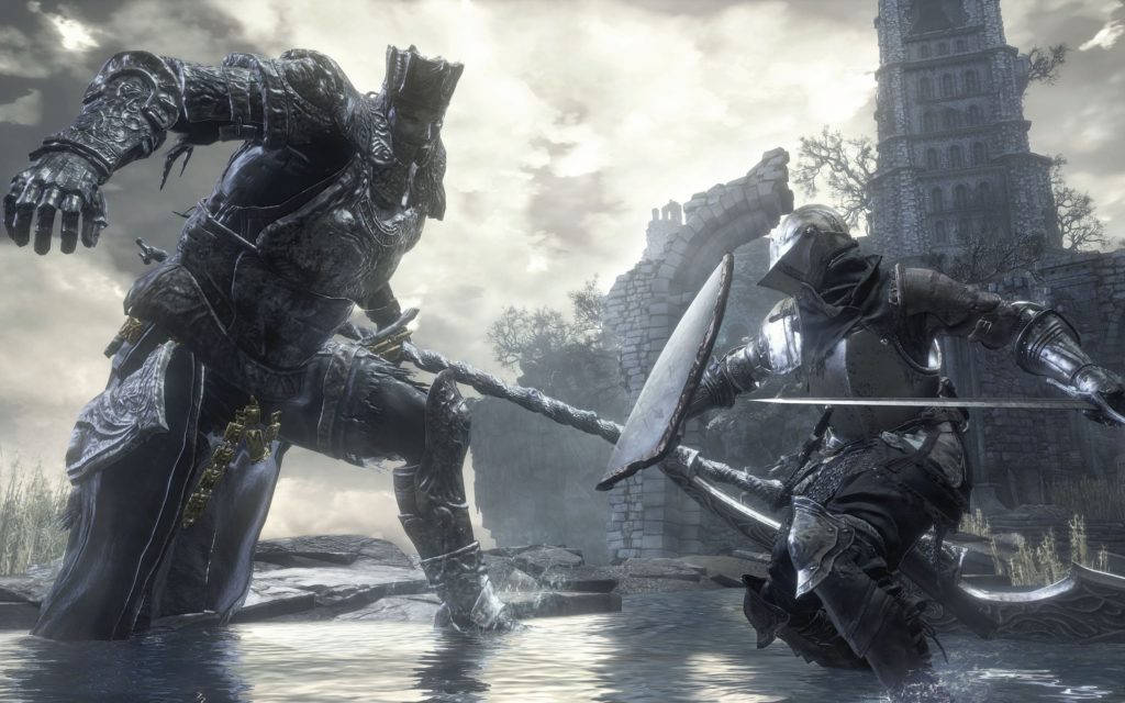 dark souls 4K 桌布 壁紙 — 一名身穿銀色盔甲的騎士在暴風雨的天空下，在 crumbling 石頭廢墟附近的渾水中與一個高聳的黑暗騎士交鋒。