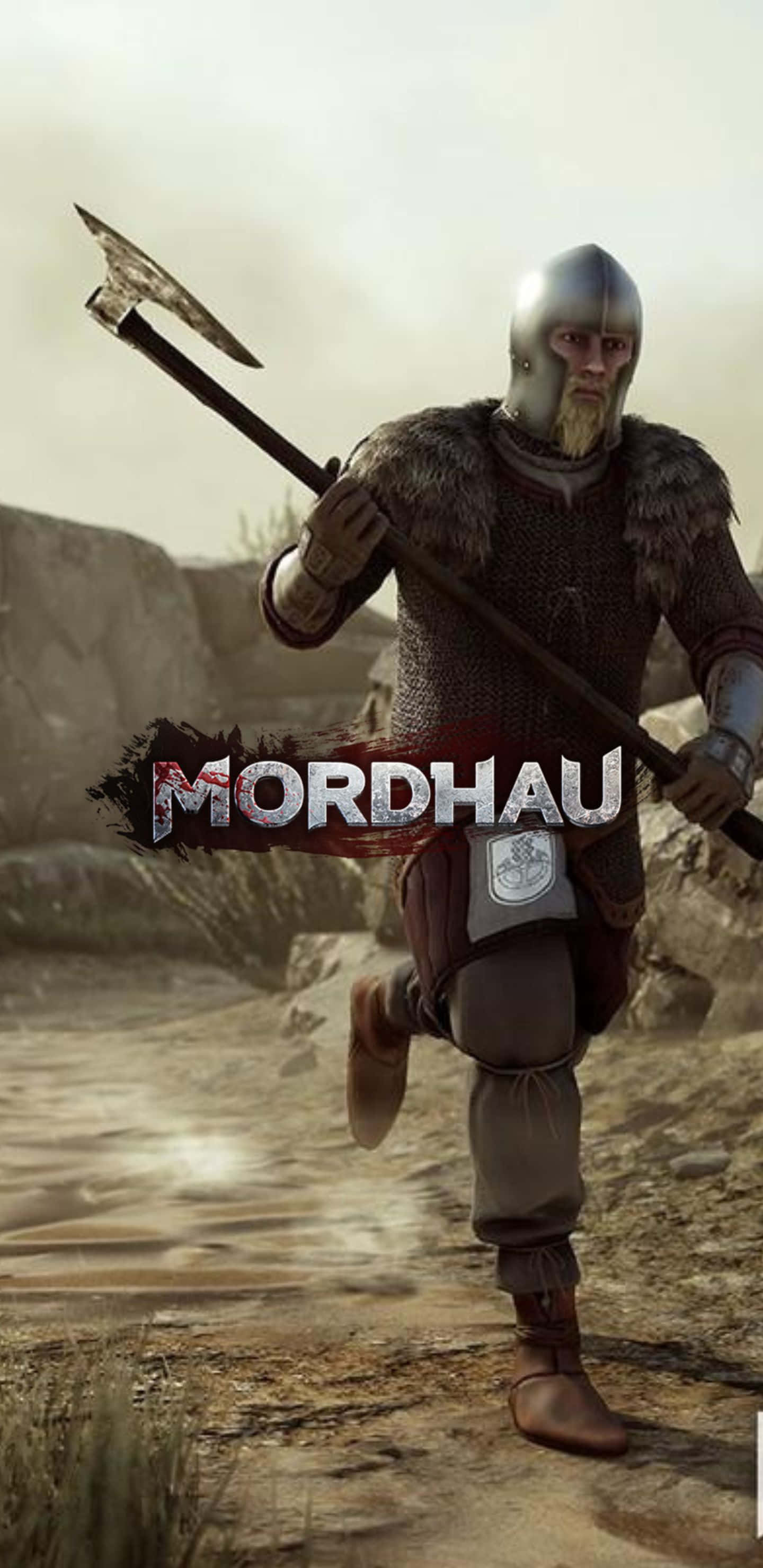 Pixel 3xl Mordhau 桌布 壁紙 — 一名身穿鎖子甲和毛皮邊飾鎧甲的中世紀戰士，在塵土飛揚的岩石地形中手持戰斧向前邁進。