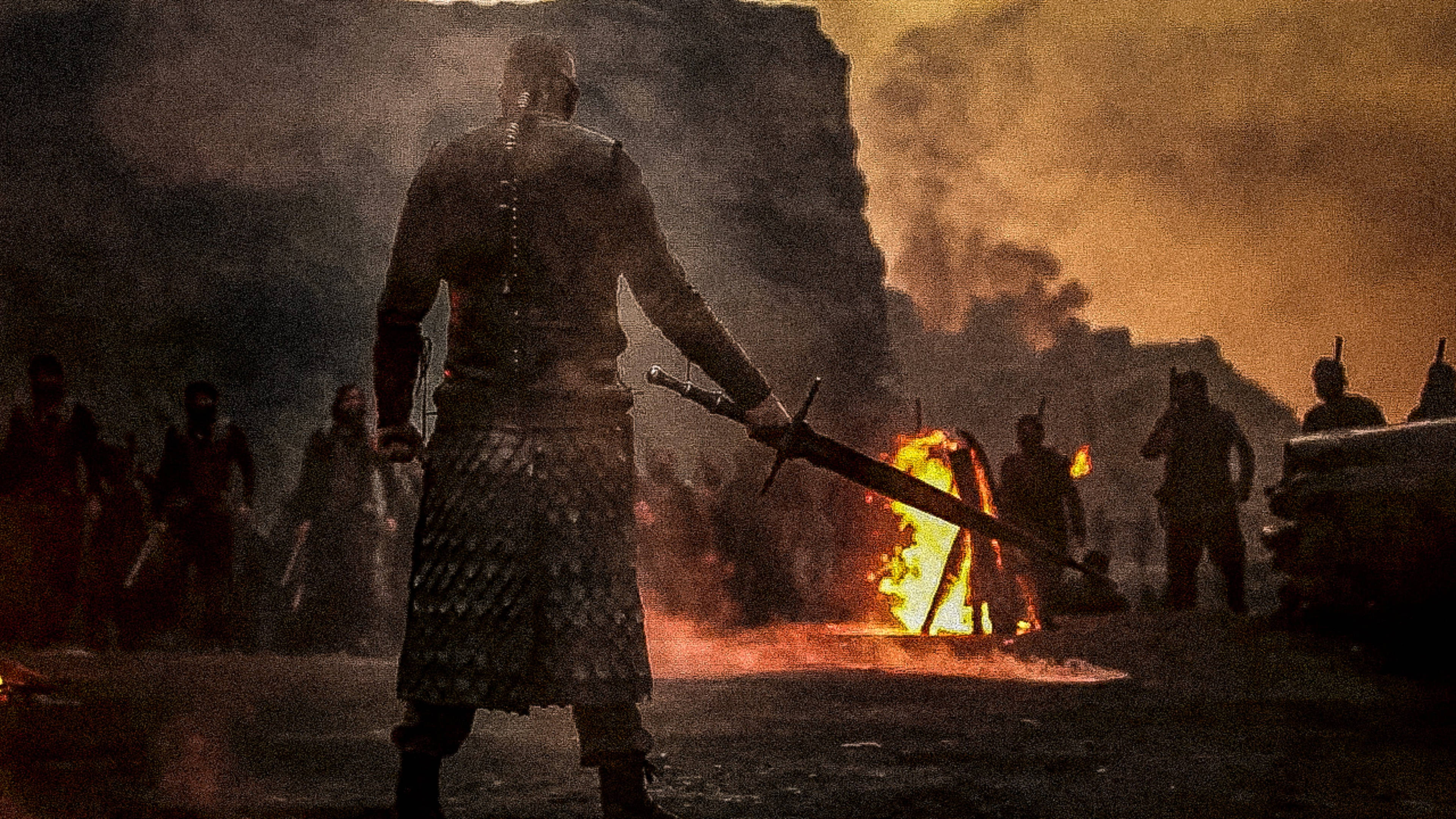 kgf 4K 桌布 壁紙 — 一名身穿鎖子甲的戰士背對火焰站立，手持劍，煙霧在遠處有士兵的戰場上升起。