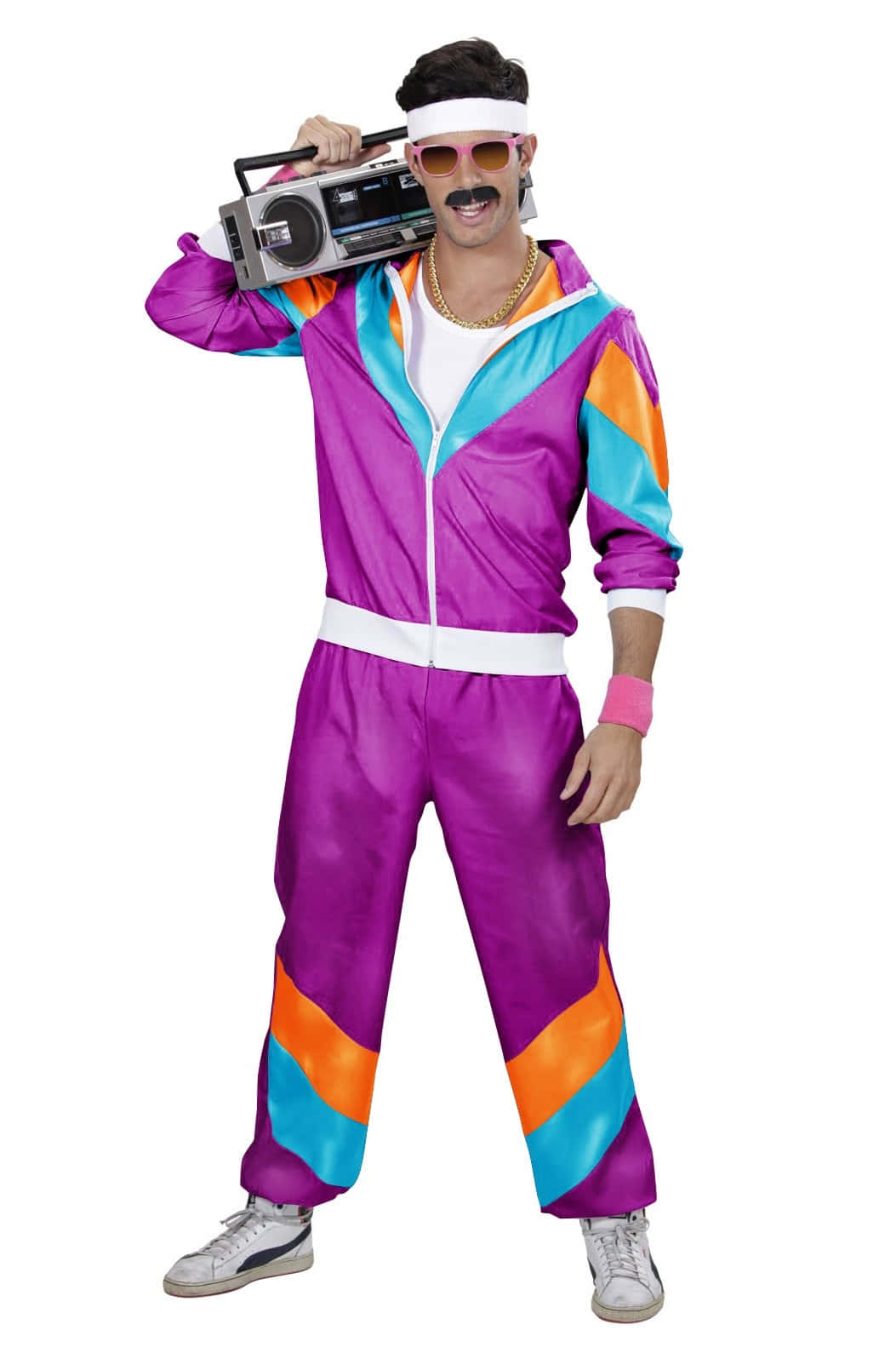 1980s 桌布 壁紙 — 一名身穿閃亮紫色運動服、帶有橙色和藍色點綴的男子，在白色背景前將一部手提音響扛在肩上。