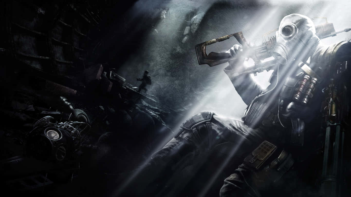1366x768 Metro 2033 桌布 壁紙 — 一名身穿防毒面具和戰術裝備的士兵站在黑暗的廢墟城市景觀中，被戲劇性的光束照亮。