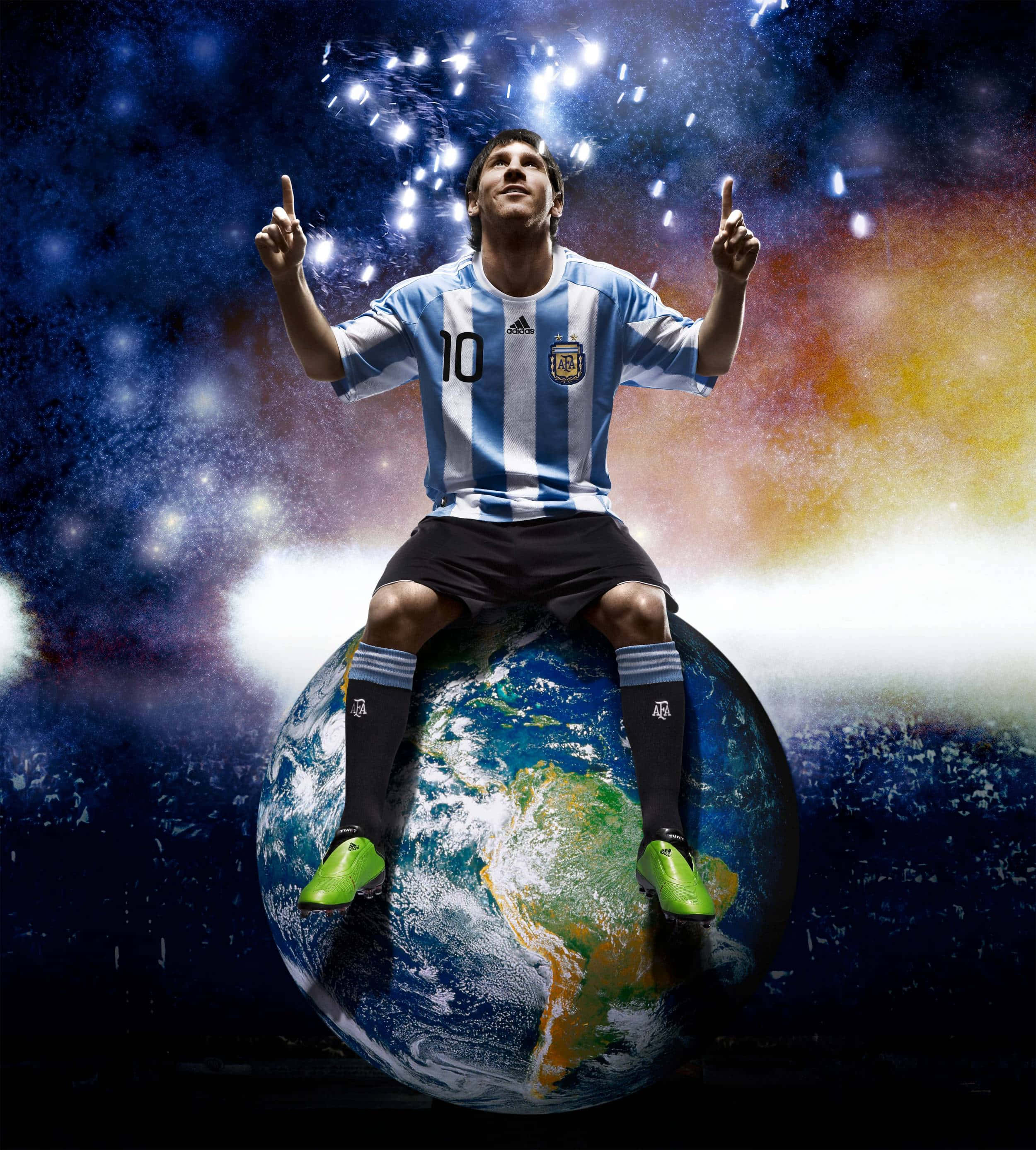 Lionel Messi Cool 桌布 壁紙 — 一名身穿阿根廷球衣的足球運動員坐在地球儀上，背後煙花綻放，展現勝利姿態。