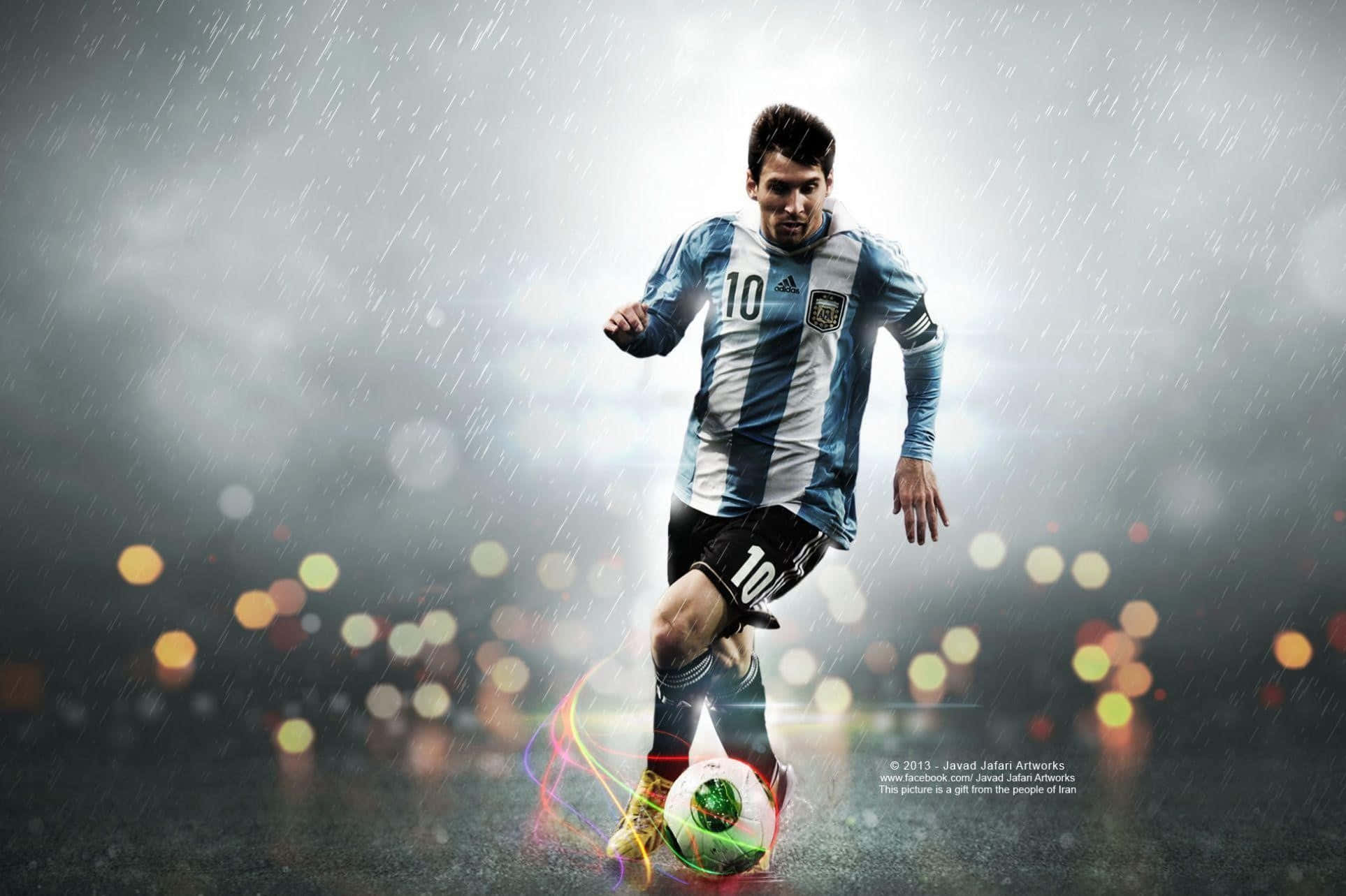 Messi Cool 桌布 壁紙 — 一名身穿阿根廷藍白條紋球衣的足球員在球場燈光下於大雨中運球。