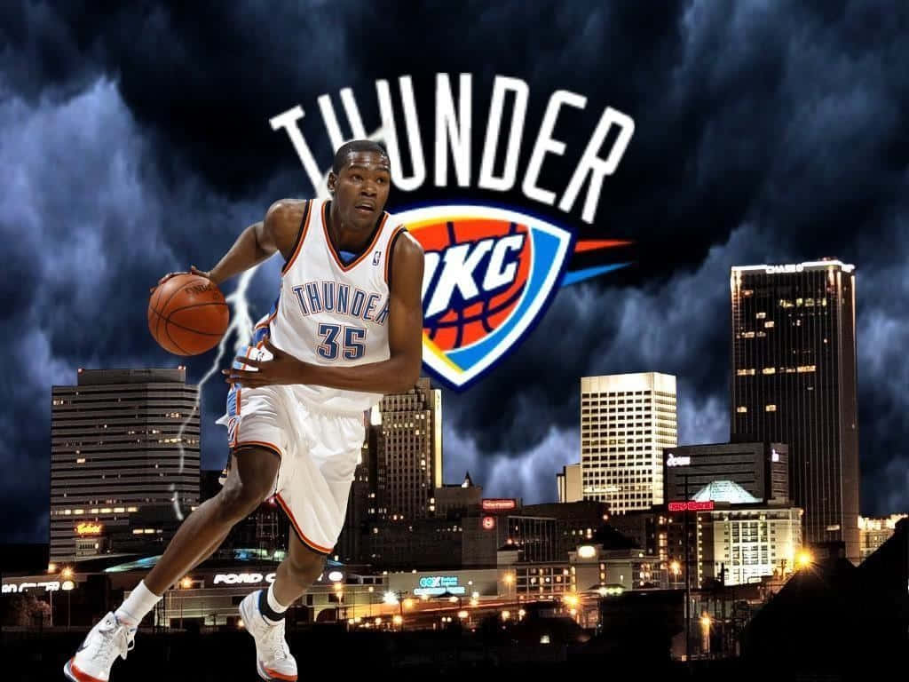 NBA 桌布 壁紙 — 一名身穿雷霆球衣的籃球運動員在暴風雨的城市天際線前運球，球隊標誌在上方發光。