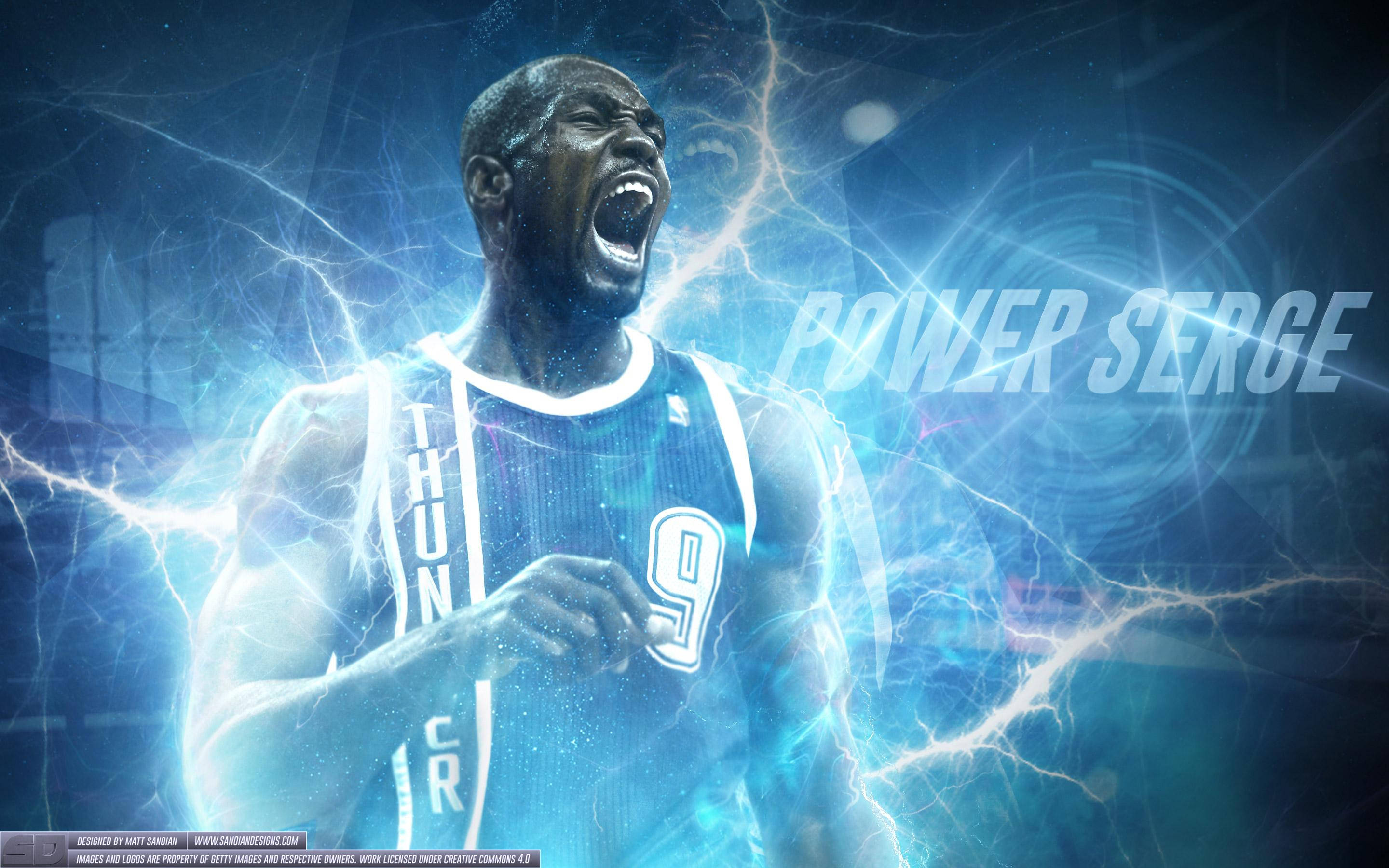 serge ibaka 桌布 壁紙 — 一名身穿雷霆隊球衣的籃球運動員在發光的藍色背景前咆哮，周圍環繞著劈啪作響的電能。