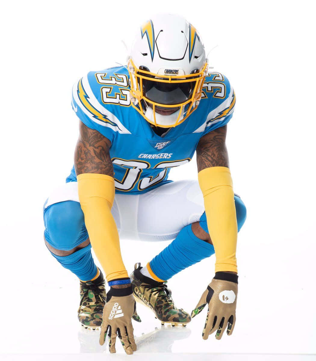 NFL 桌布 壁紙 — 一名身穿電光隊球衣的足球員，在純白背景下低蹲，神情專注。