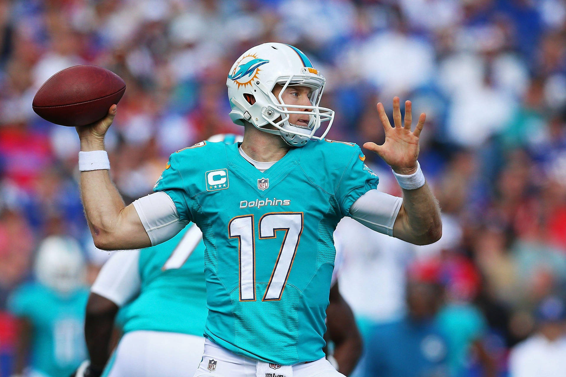 邁阿密海豚四分衛17號在比賽中擲出美式足球。 — NFL GIF 壁紙