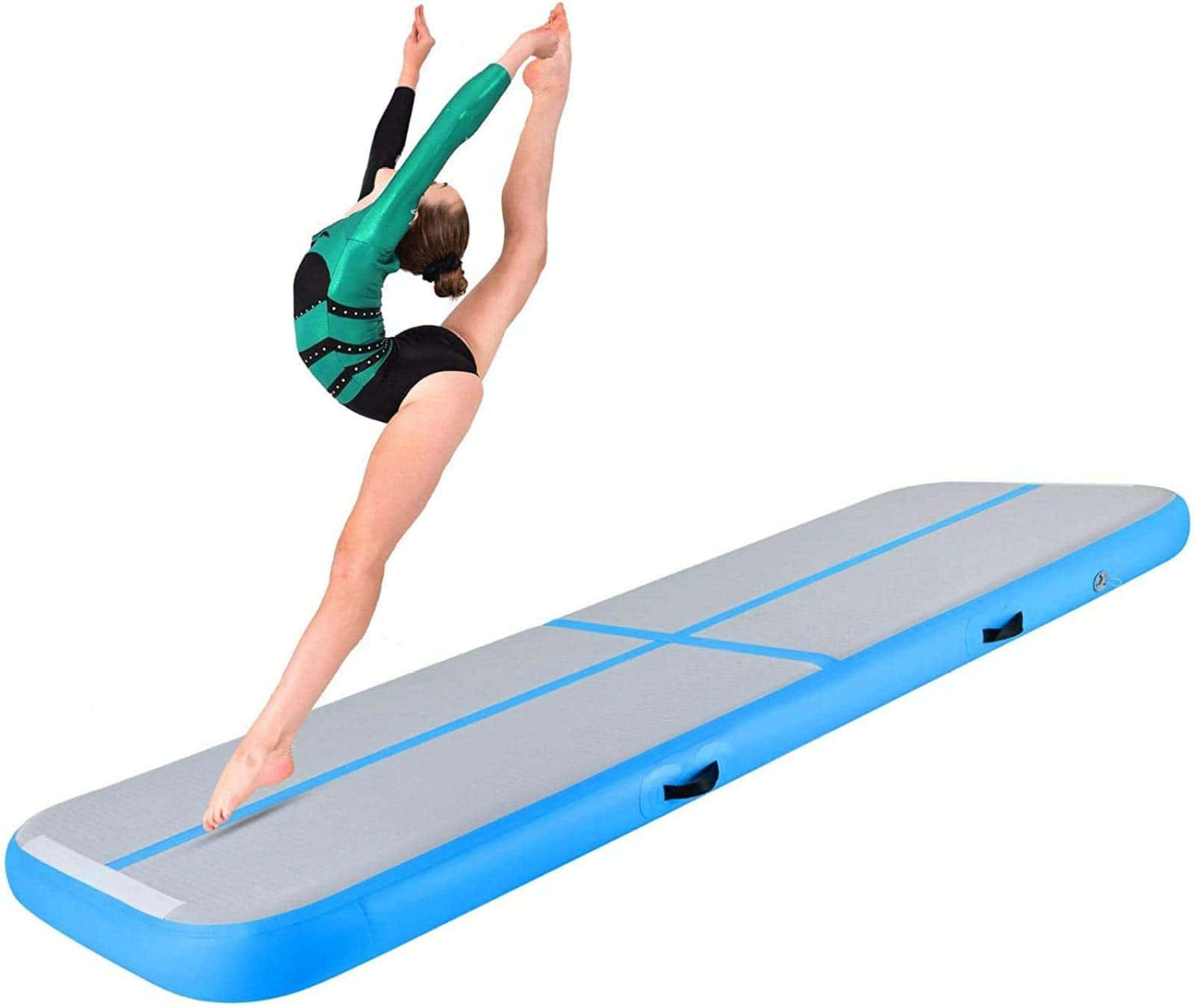 Gymnastics Mat 桌布 壁紙 — 一名身穿青綠色和黑色緊身衣的年輕體操運動員，在白色背景上，於藍色和灰色的充氣體操墊上表演劈叉跳躍。