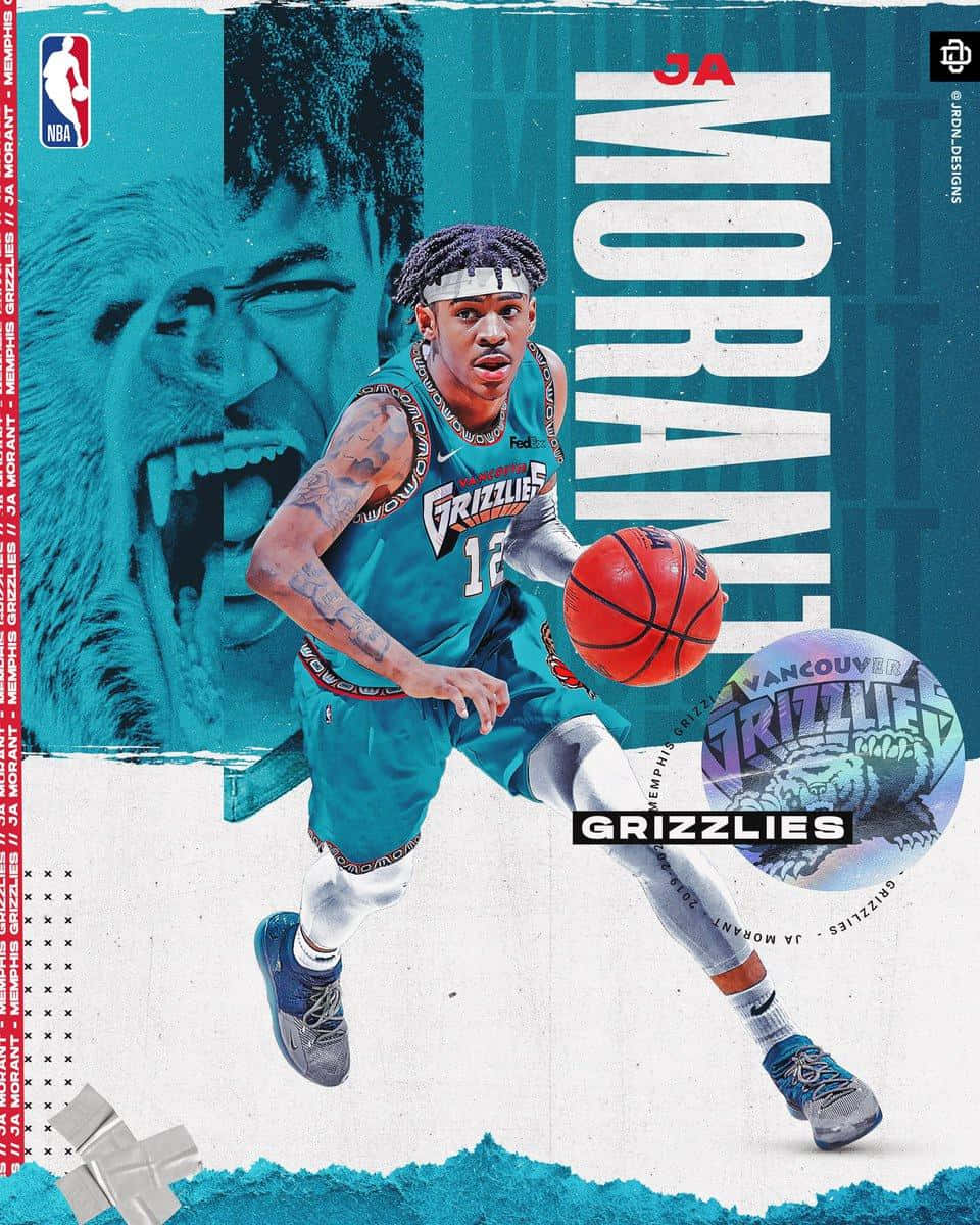 Ja Morrant 桌布 壁紙 — 一名身穿青綠色灰熊隊球衣的動感籃球運動員，在帶有咆哮灰熊和球隊品牌的醒目圖形背景前運球。