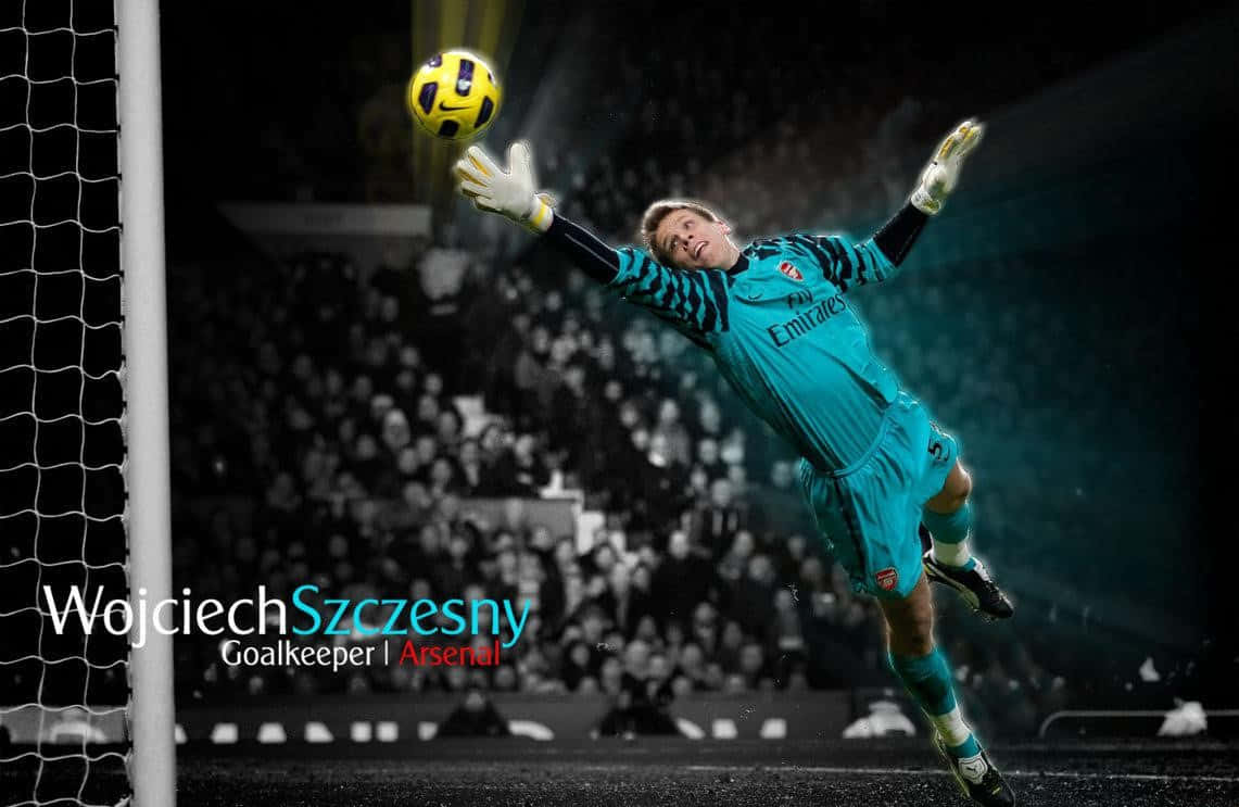 Wojciech Szczesny 桌布 壁紙 — 一名身穿青綠色球衣的足球守門員跳起接住一個黃色球，背景是黑白相間的球場。