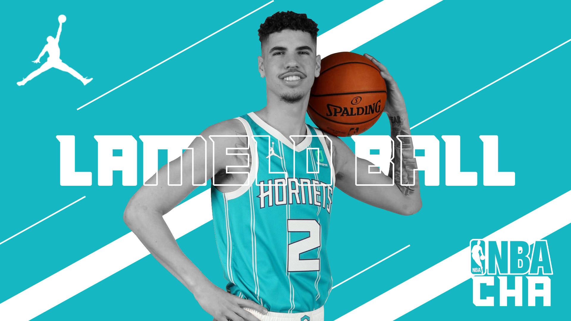 ball 桌布 壁紙 — 一名身穿青綠色黃蜂隊球衣的籃球運動員，在帶有NBA品牌標誌的大膽青綠色和白色對角線背景前，手持Spalding籃球。