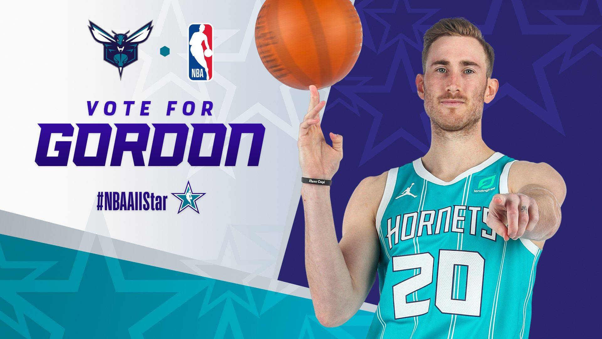 gordon hayward 桌布 壁紙 — 一名身穿青綠色黃蜂隊球衣的籃球運動員，在星形圖案的藍白背景前，用手指平衡籃球並向前指。