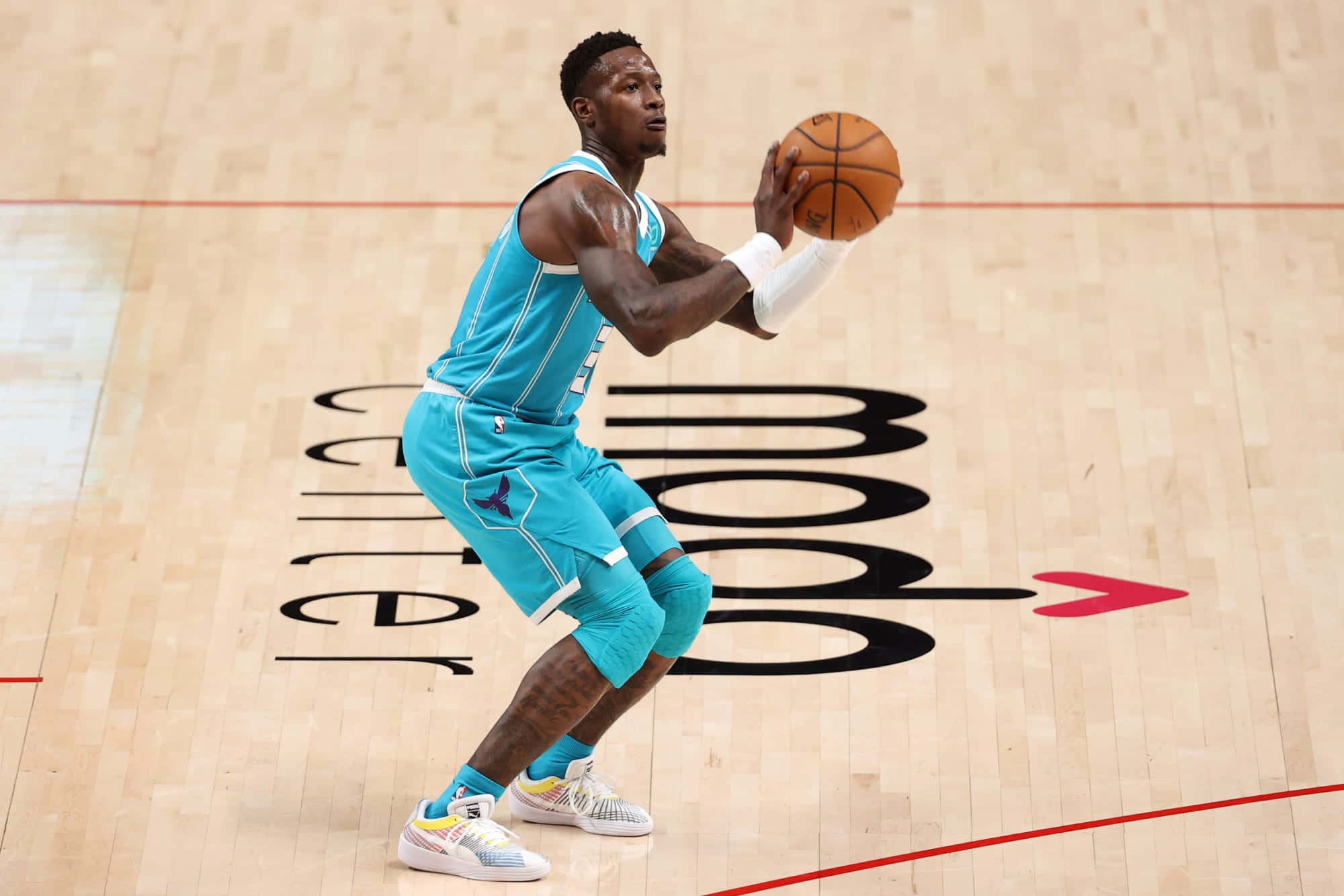 NBA 桌布 壁紙 — 一名身穿青色球衣的籃球運動員在拋光木地板上運球，地板上以粗體黑色字母標示「Center」。