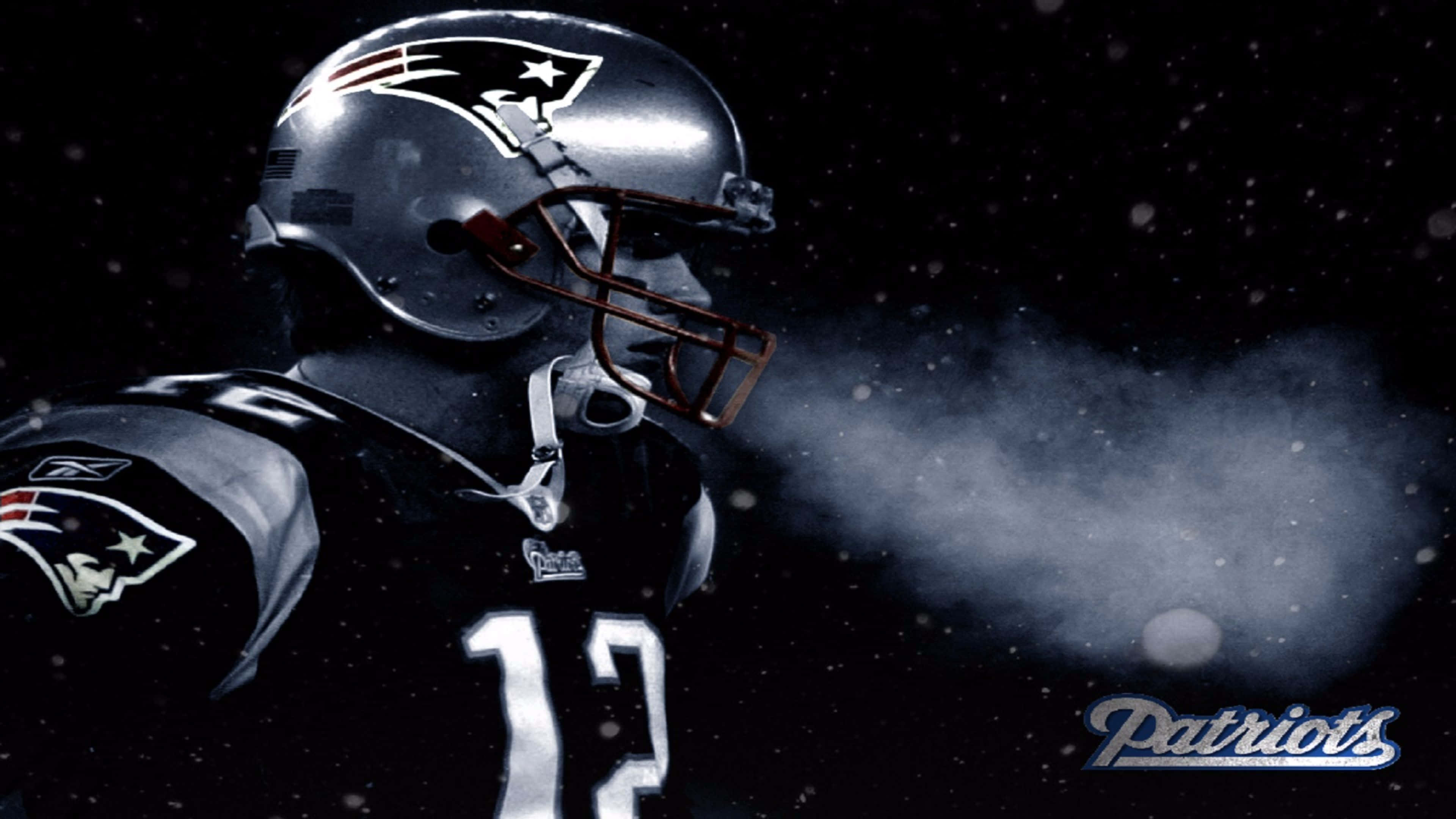Patriots 桌布 壁紙 — 一名身穿頭盔和球衣的新英格蘭愛國者隊美式足球員，在雪暗背景下呼出蒸汽。