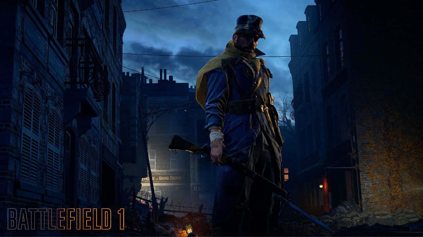 1366x768 Battlefield 1 桌布 壁紙 — 一名身穿風衣、戴帽子的士兵在夜晚站在被戰爭摧毀的城市小巷中，在陰雲密布的天空下持步槍。