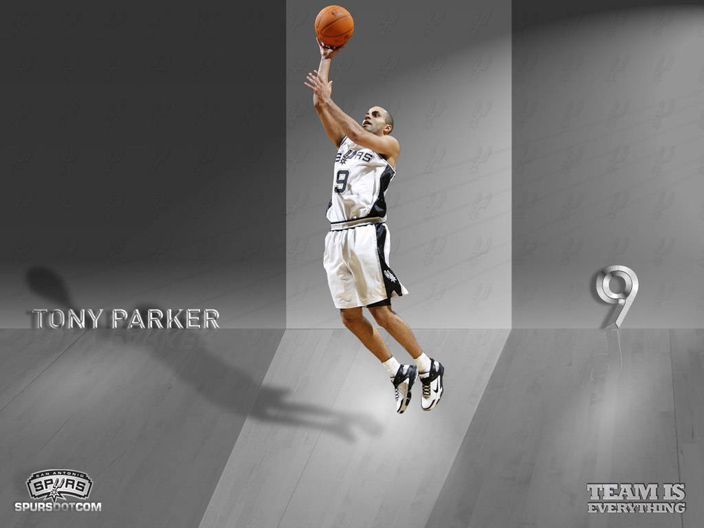 Tony Parker 桌布 壁紙 — 一名身穿馬刺球衣的籃球運動員在半空中跳起投籃，背景為簡約灰色。