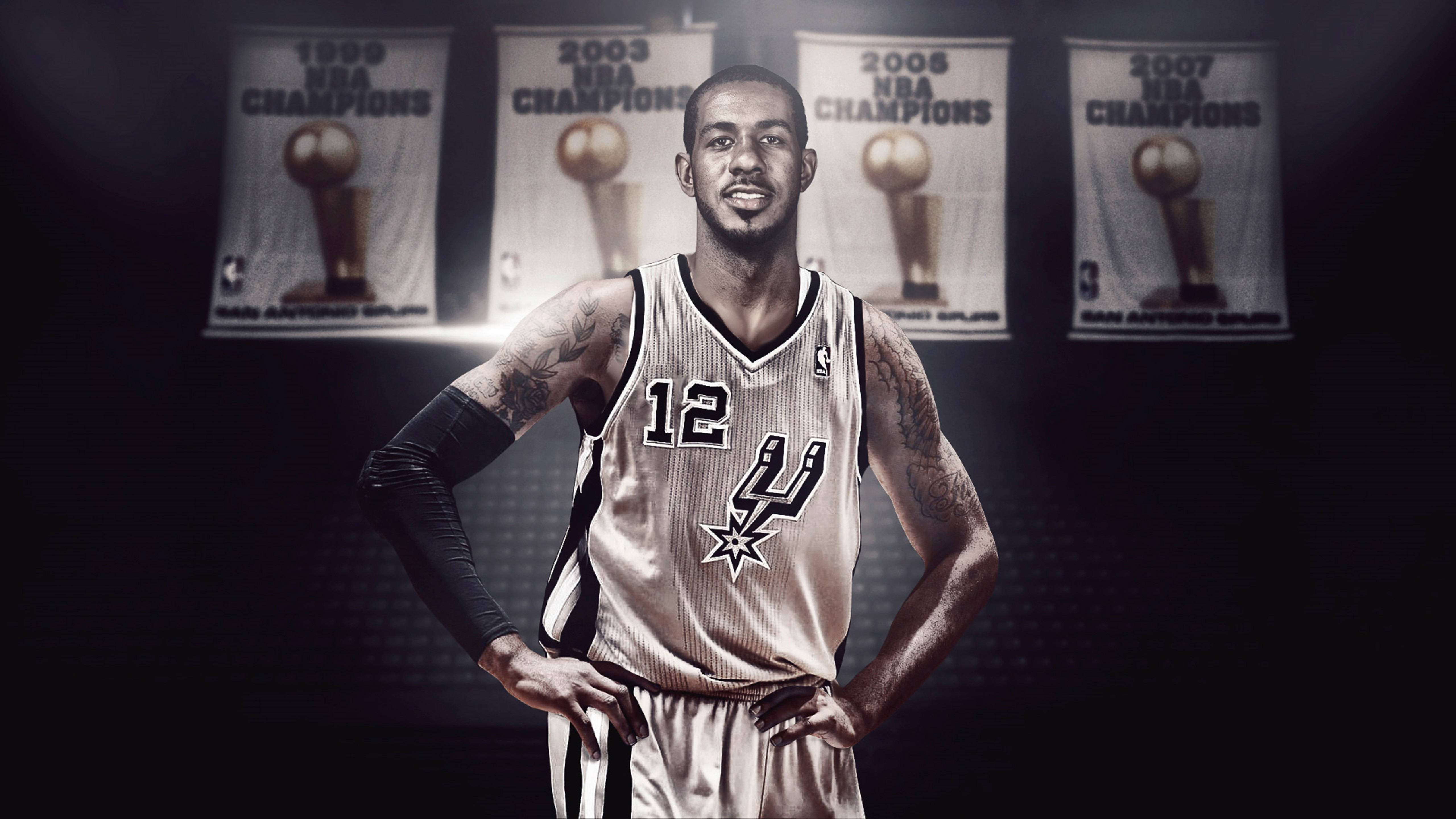 Lamarcus Aldridge 桌布 壁紙 — 一名身穿馬刺球衣的籃球運動員在戲劇性的聚光燈下，身後有冠軍旗幟，自信地站立。