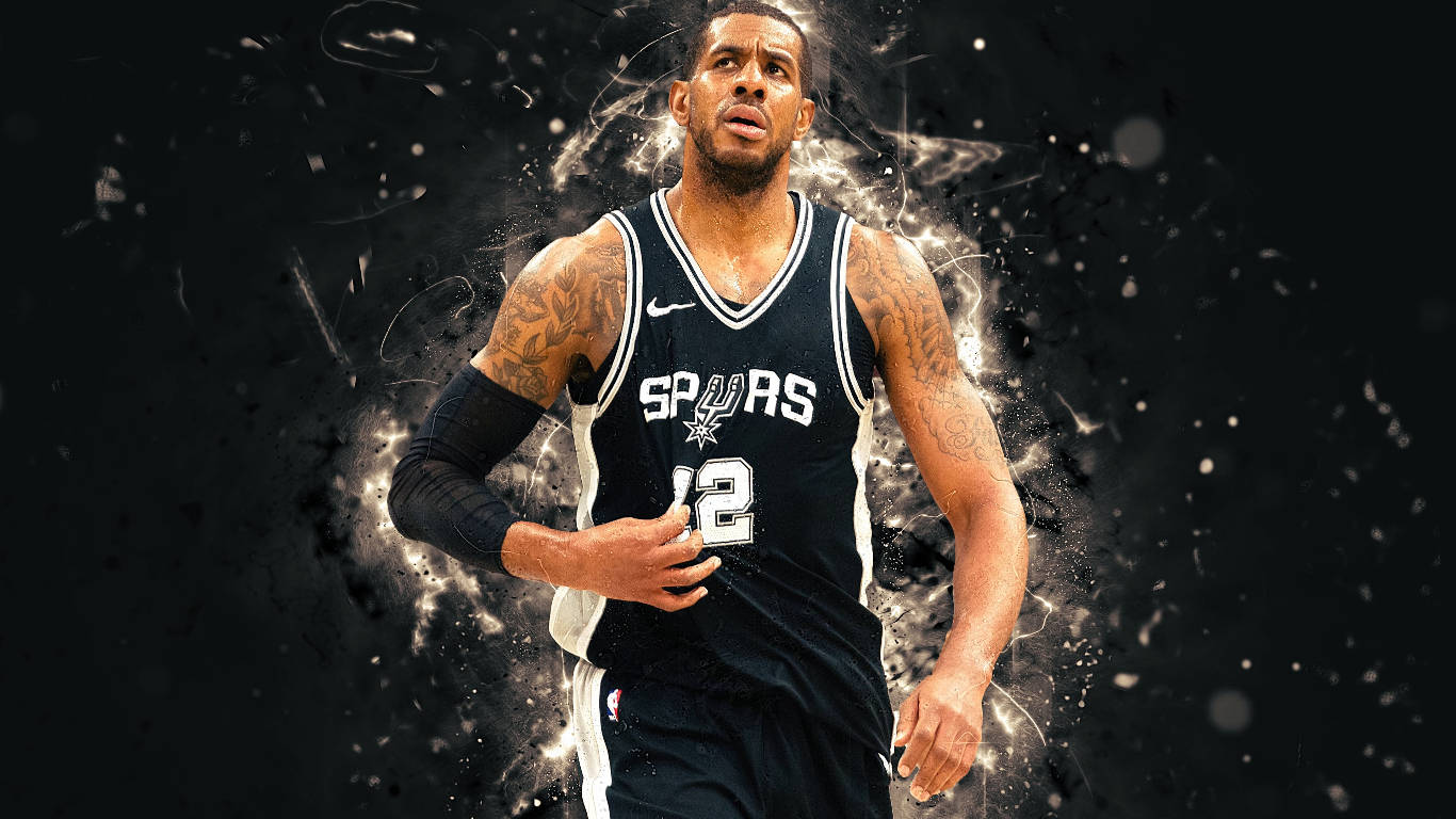 Spurs 桌布 壁紙 — 一名身穿馬刺球衣的籃球運動員在黑暗背景下向前衝刺，周圍電光四射。