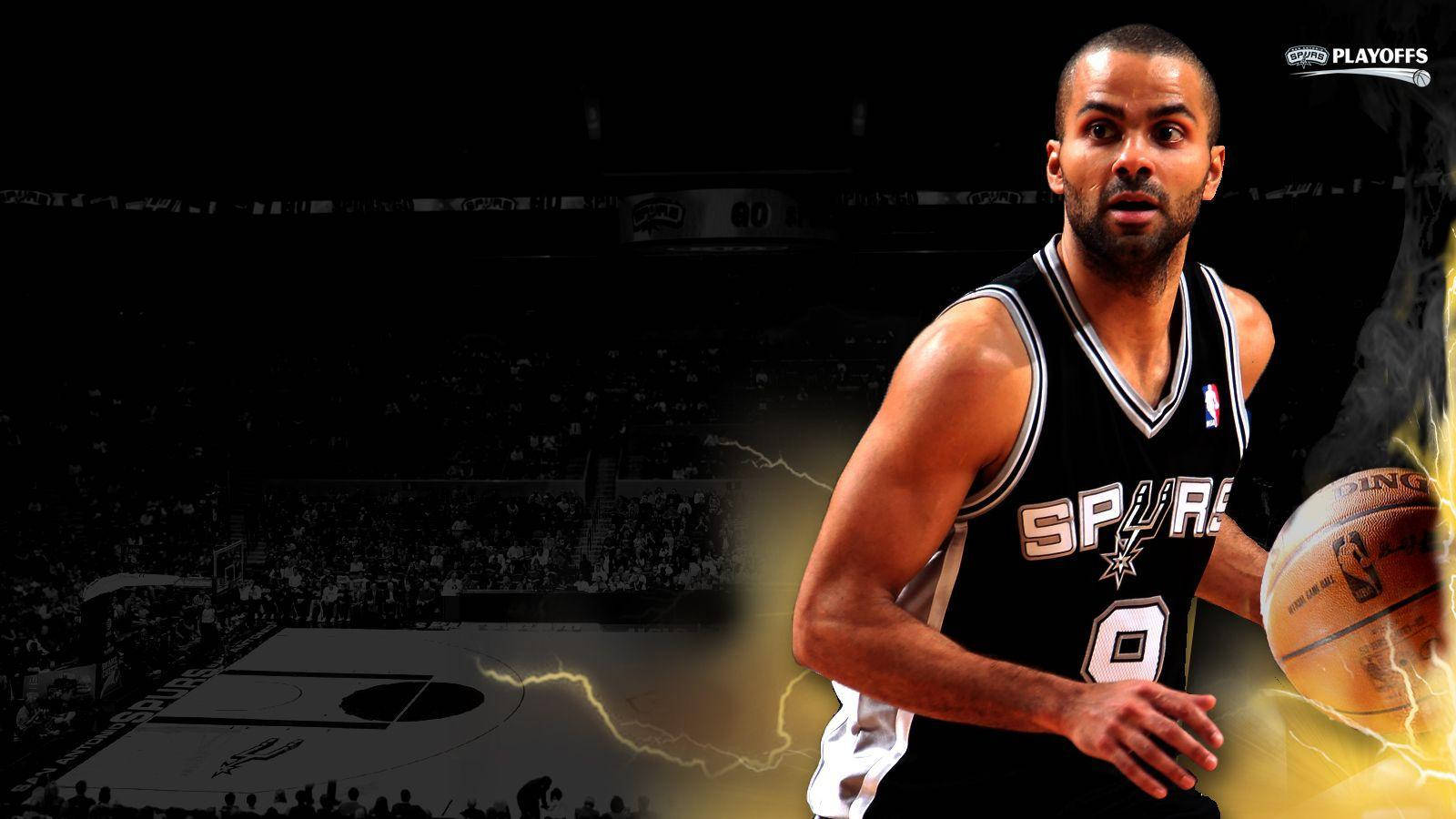 Tony Parker 桌布 壁紙 — 一名身穿馬刺隊球衣的籃球運動員在昏暗的球場背景下運球，伴隨著電光黃色閃電效果。