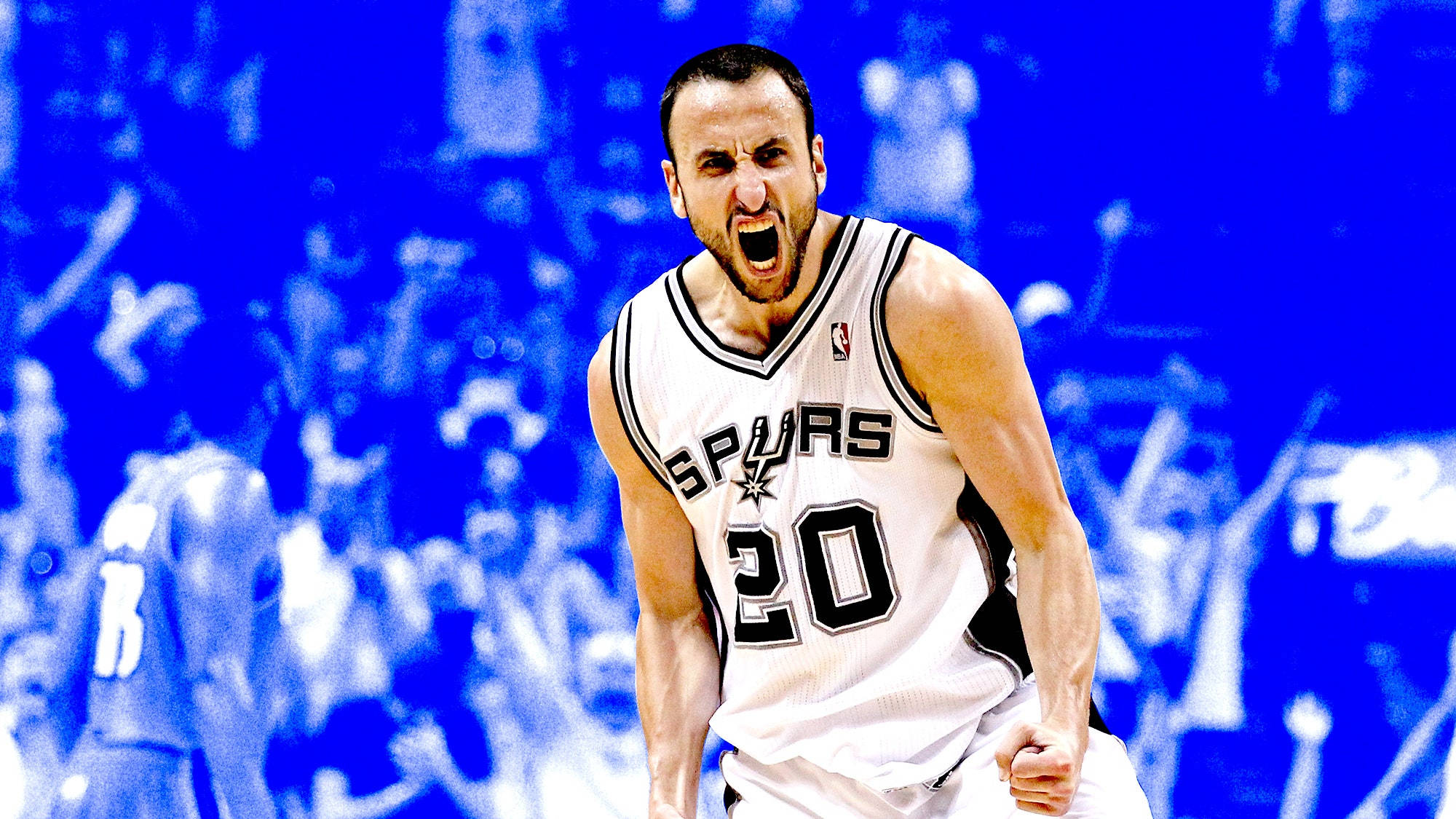 Manu 桌布 壁紙 — 一名身穿馬刺隊球衣的籃球運動員在充滿活力的藍色人群背景下激烈咆哮。