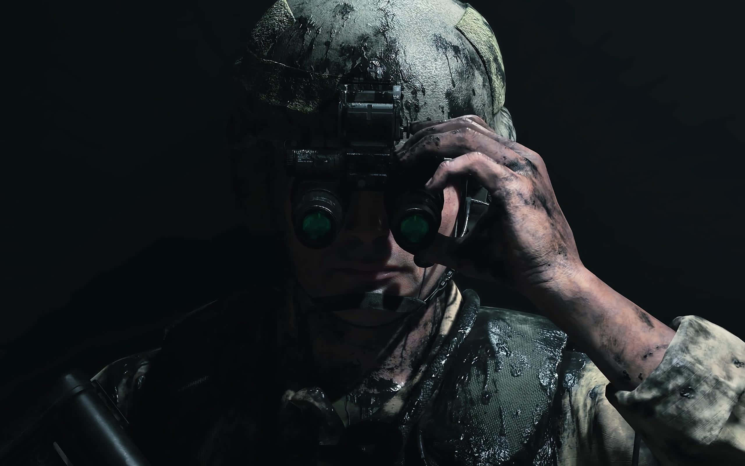 Death Stranding Pc 桌布 壁紙 — 一名身穿骯髒迷彩裝備的士兵透過發光綠色鏡片的雙筒望遠鏡凝視黑暗背景。