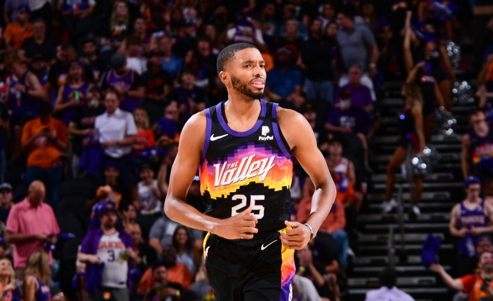 NBA 桌布 壁紙 — 一名身穿鮮豔Suns球衣的籃球運動員在球場上奔跑，身後有歡呼的人群。