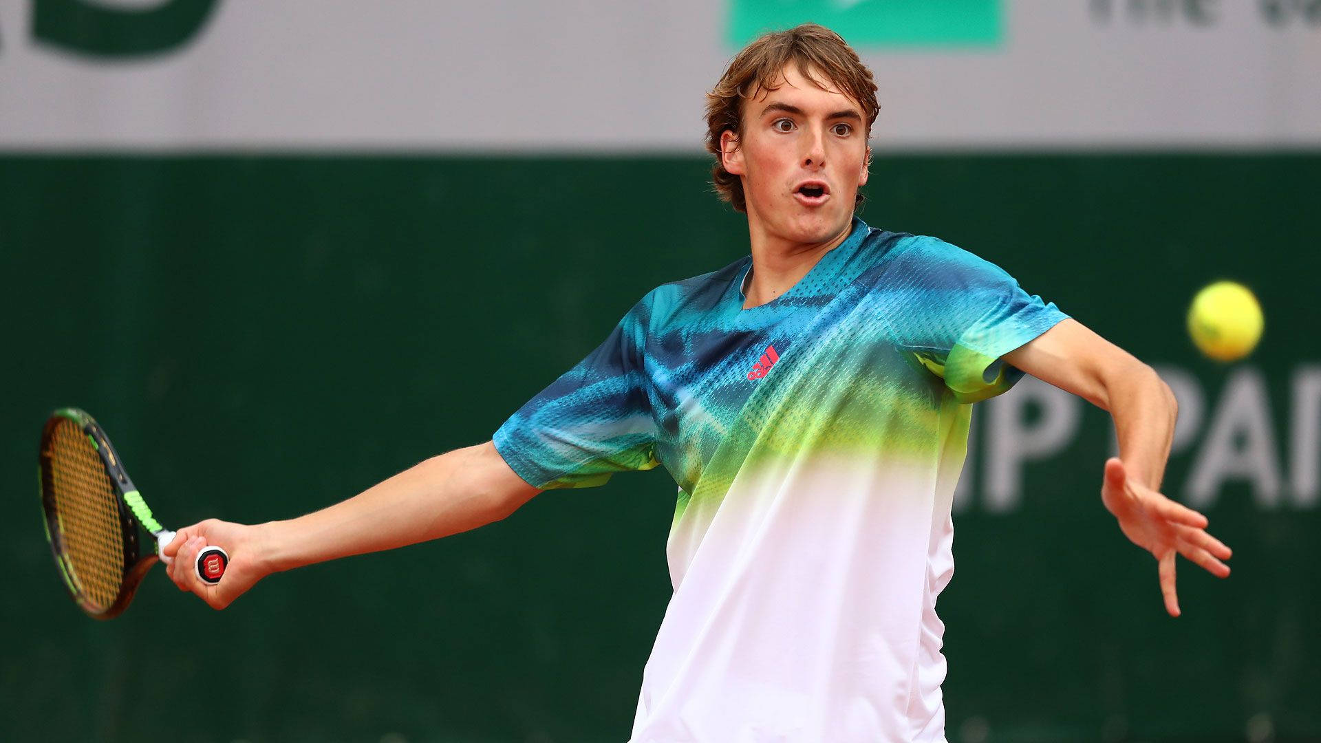Tennis 桌布 壁紙 — 一名身穿鮮豔漸層襯衫的男性網球選手在綠色球場上揮拍擊打黃色網球。